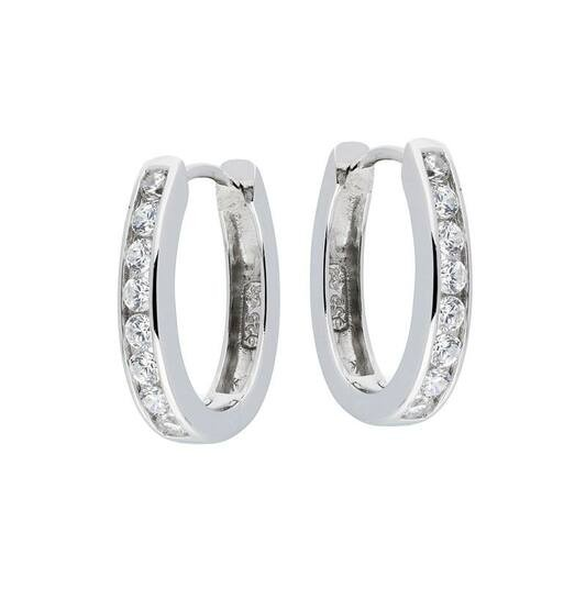 De Zilveren Klapoorringen zijn elegante creolen, perfect voor elke gelegenheid. Deze oorbellen stralen verfijning uit en passen bij zowel casual als formele outfits. Draag ze met opgestoken haar om hun glans en design optimaal tot hun recht te laten komen. Perfect voor dagelijks gebruik of een speciale avond uit.