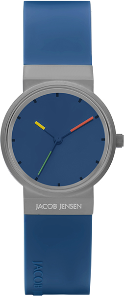 Dit is een horloge van het merk Jacob Jensen gemaakt voor dames.
De specificaties zijn als volgt:
Kastmaat: 28,5 mm
Kastdikte: 7
Bandlengte: 20
Bandbreedte: 17
Waterdichtheid: 3 ATM / 30 Meter / 100 Feet