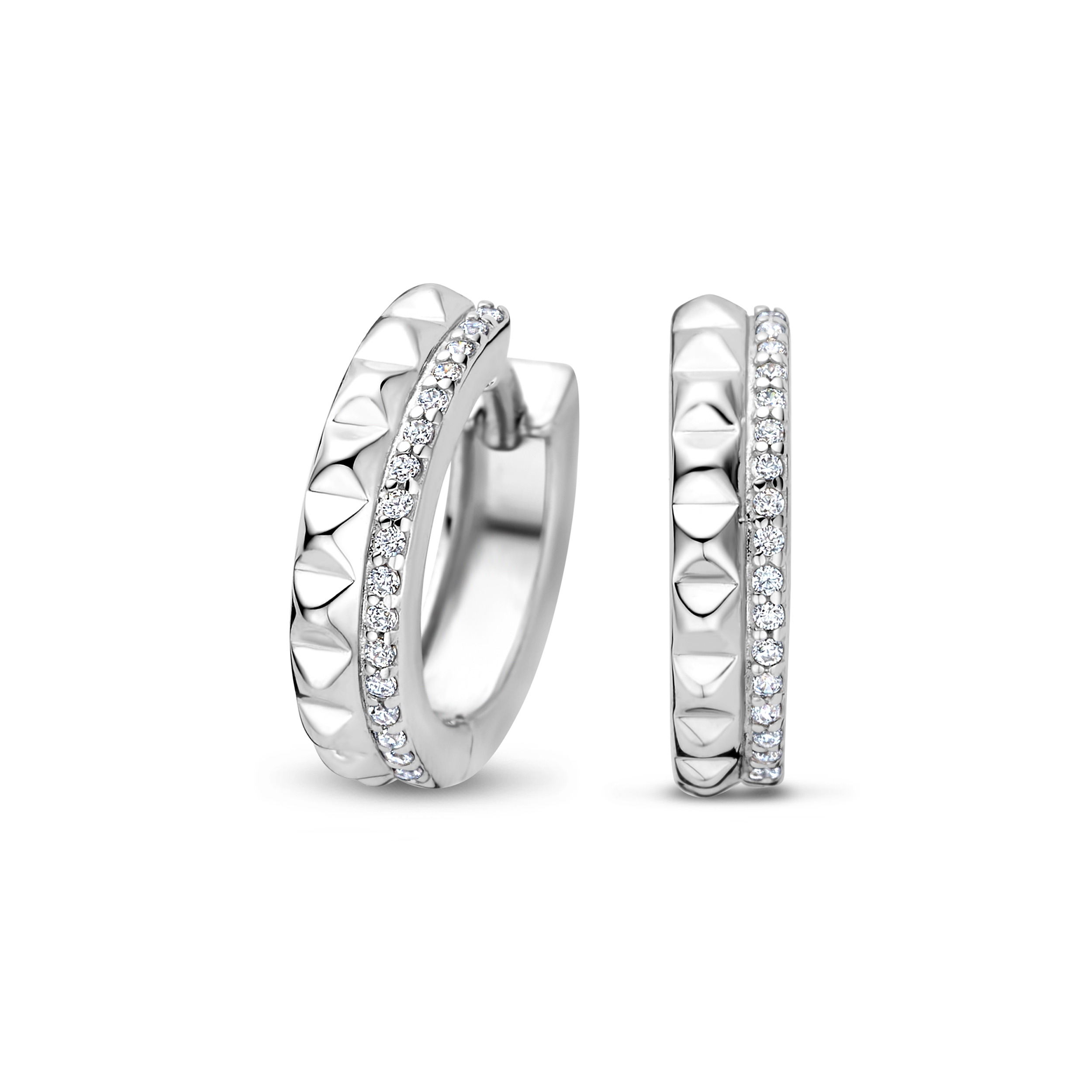 Dit zijn oorringen van het merk FJF Jewellery gemaakt voor dames.