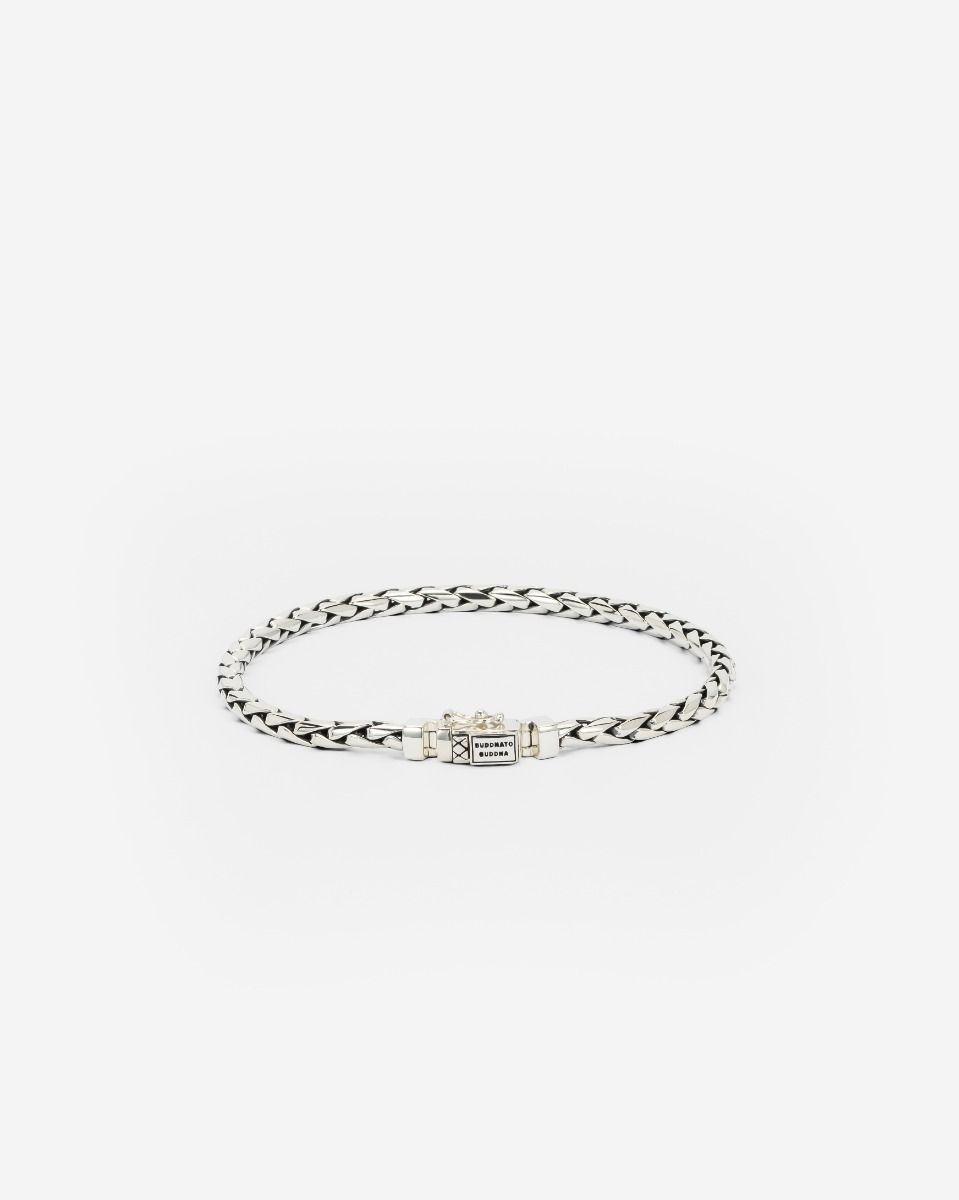 De George Mini Armband is gebaseerd op een traditionele Balinese weeftechniek en met de hand gemaakt door gepassioneerde ambachtslieden. Het is een meesterwerk dat puur vakmanschap laat zien. Deze armband, met zijn fijne schakels en gedetailleerde afwerking, is een ode aan de kunst van het verfijnde smeden. Ontworpen in Amsterdam en met de hand gemaakt in Zuid-Oost Azi&euml; uit gerecycled zilver. Deze armband is niet alleen een statement van stijl, maar ook van duurzaamheid en kwaliteit. Draag het als een symbool van jouw eigen unieke pad en de onvergetelijke momenten en mijlpalen die je al hebt behaald in je leven.