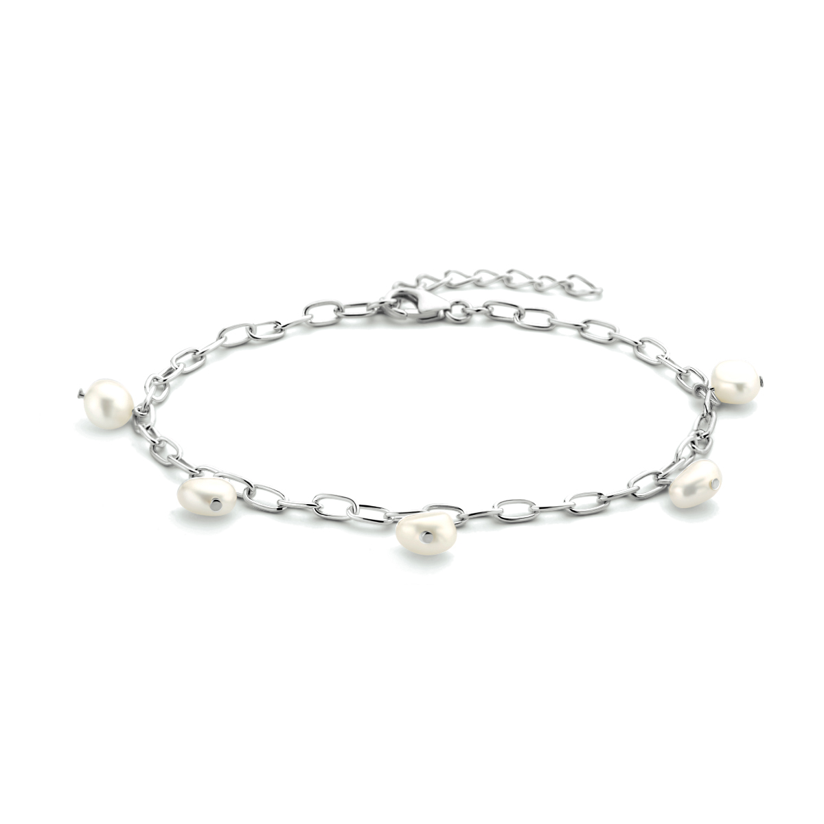 Gerhodineerd 925 zilveren armband uitgevoerd met zoetwaterparels. De armband heeft een draaglengte van 18cm met een extensie van 3cm en een stevige karabijn sluiting. De schakelbreedte is 2.8mm.