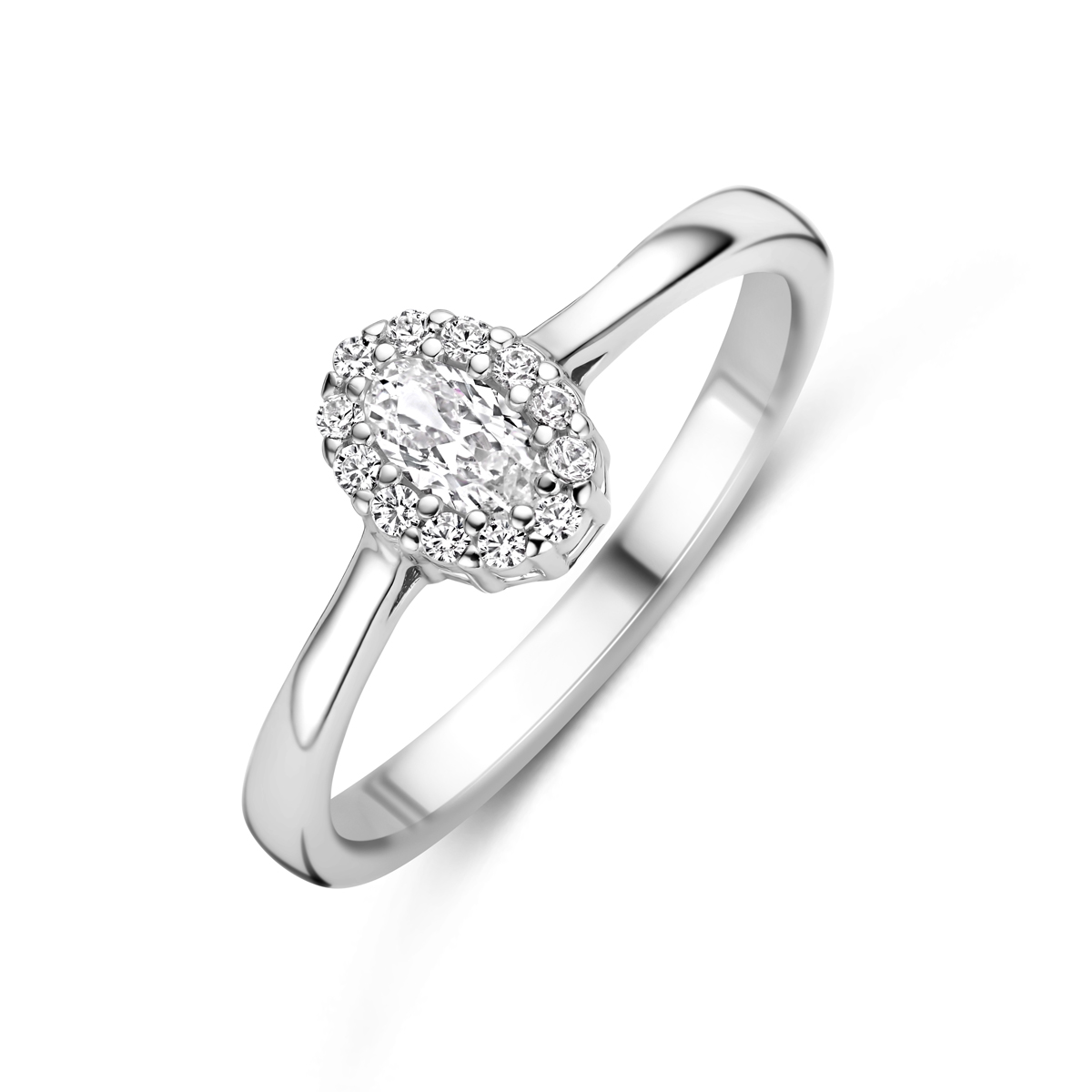 Gerhodineerd 925 zilveren ring uitgevoerd met zirkonia. De ring heeft een afmeting van 8x6mm.