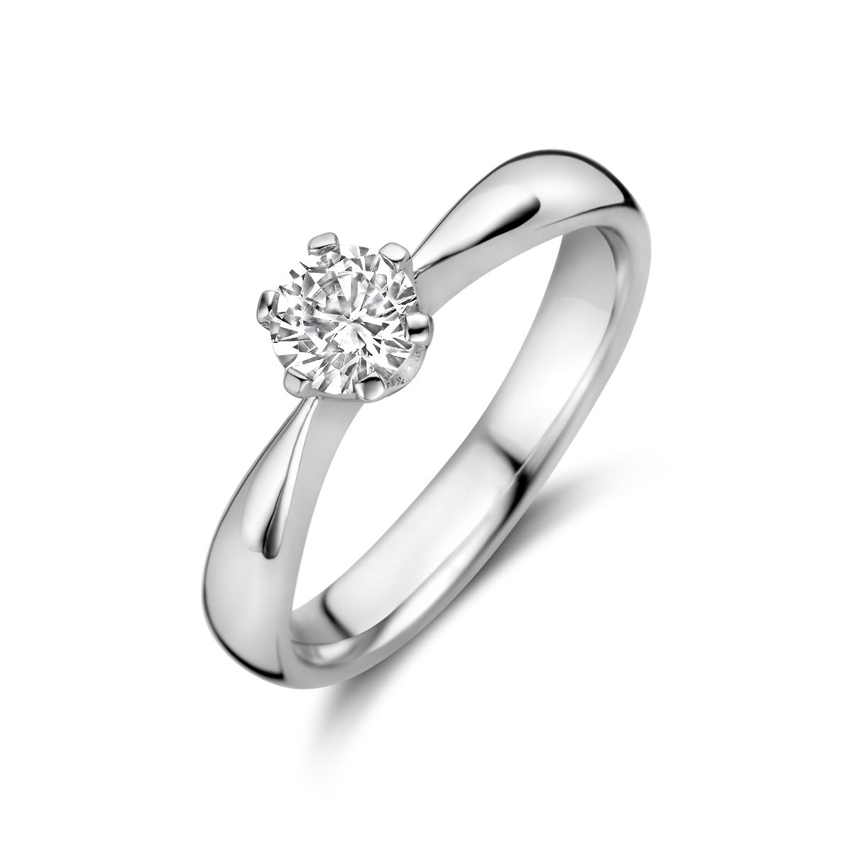 Gerhodineerd 925 zilveren ring uitgevoerd met zirkonia. De ring heeft een breedte van 5mm.