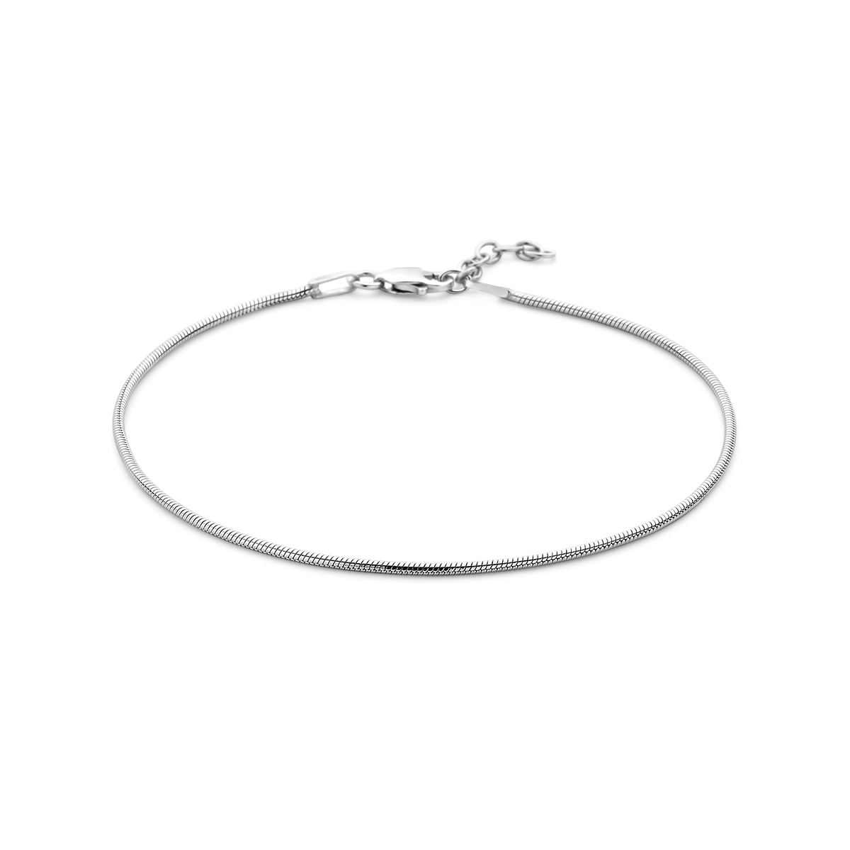 De Slang rond 1,2 mm armband, modelnummer 1336848, is een elegante en verfijnde keuze. Deze zilverkleurige armband is rhodiumgeplateerd en heeft een glanzende afwerking. Met een breedte van 1,2 mm en een gewicht van ca. 2,33 gram, past deze perfect bij elke outfit. Draag hem alleen voor een minimalistische look of combineer met andere sieraden voor extra flair.