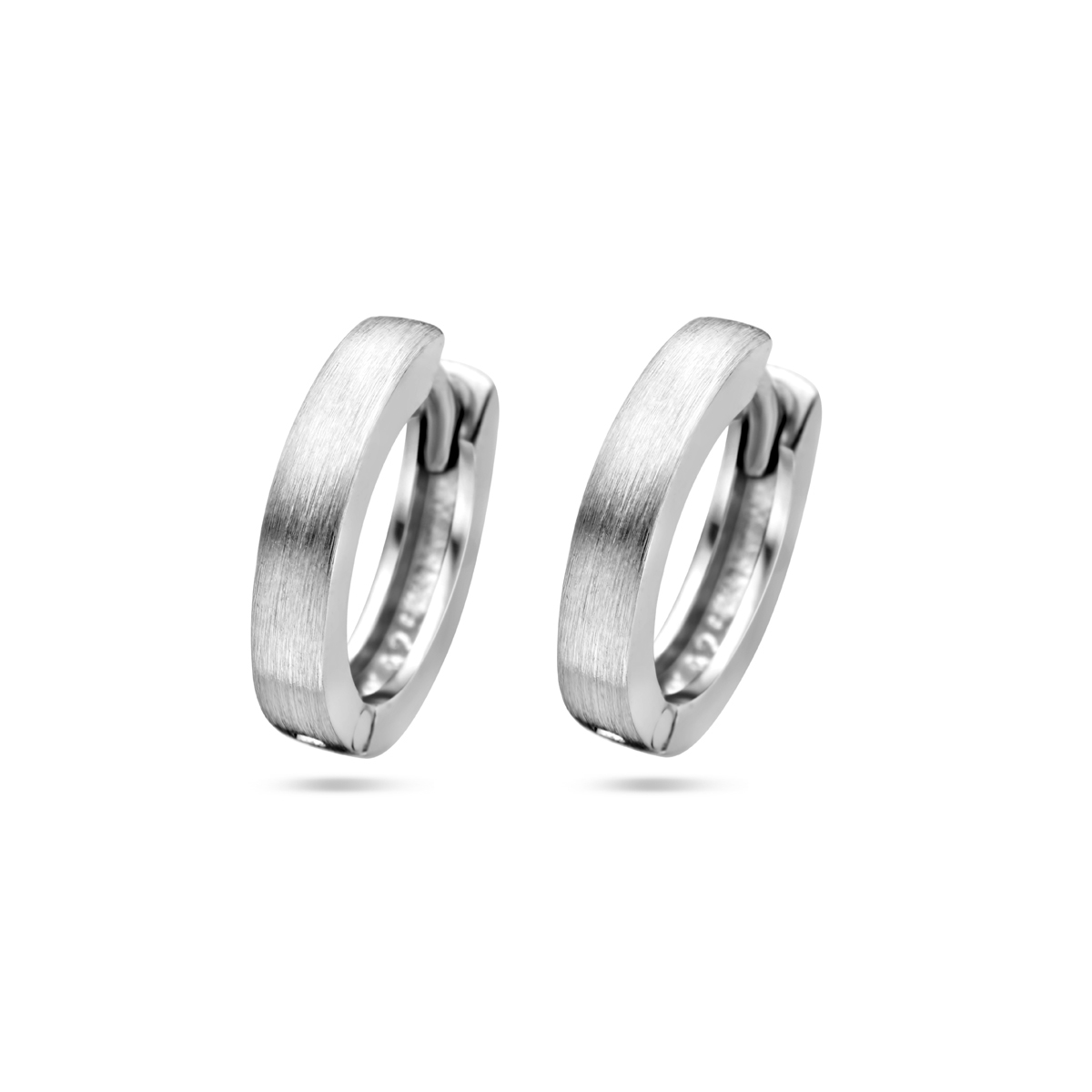 Gerhodineerd 925 zilveren klapoorringen met een breedte van 2.5 mm.