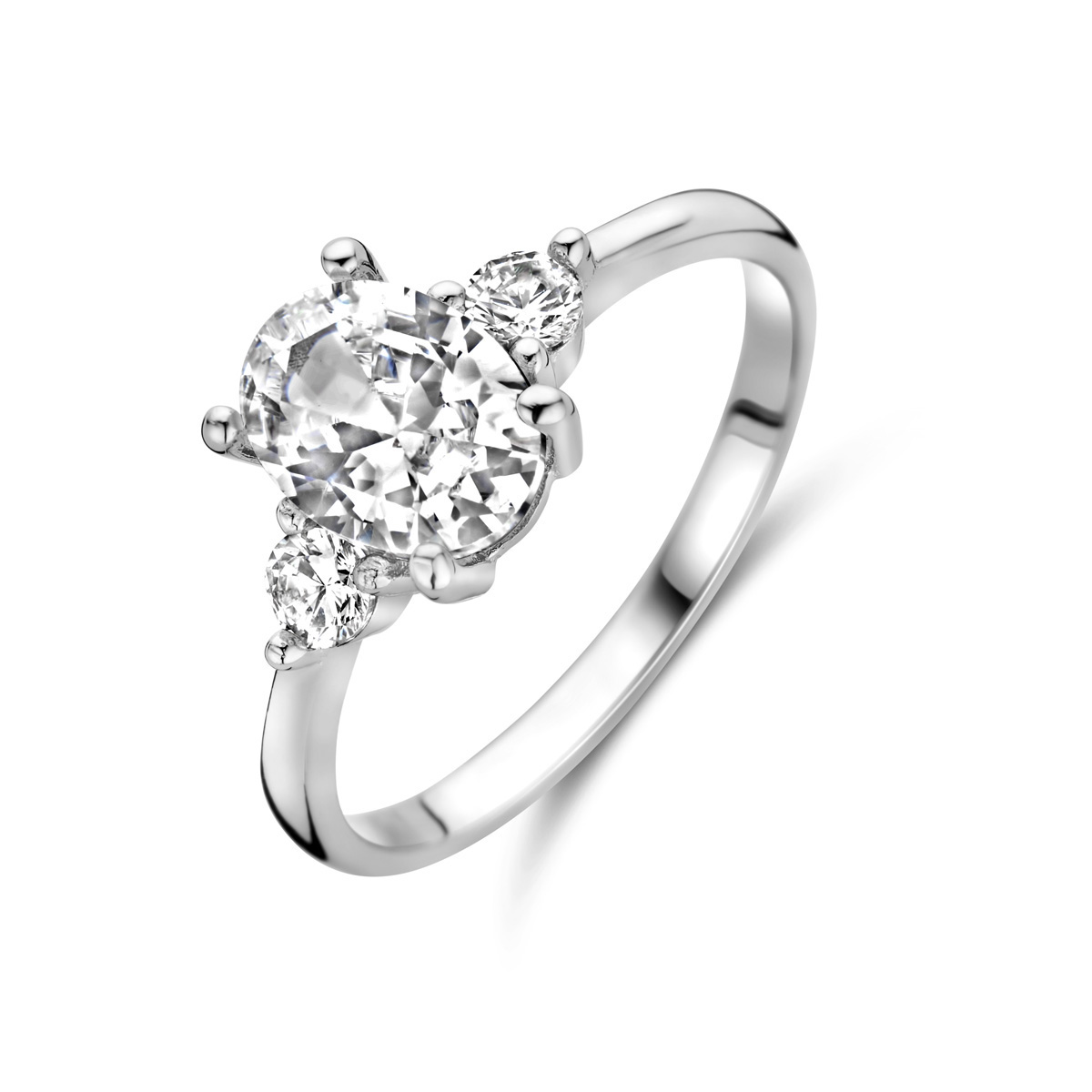 Gerhodineerd 925 zilveren ring uitgevoerd met zirkonia. De ring heeft een breedte van 8mm.