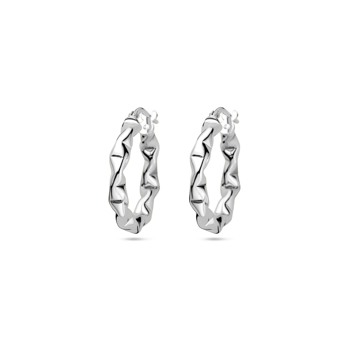 Deze zilveren oorringen zijn elegante creolen met een glanzende afwerking. Ze hebben een diameter van 21,5 mm. Gemaakt van rodium-plated materiaal, stralen ze luxe uit. Perfect te dragen bij zowel casual als formele outfits voor een stijlvolle uitstraling. Voeg deze stijlvolle oorbellen toe aan je sieradencollectie!