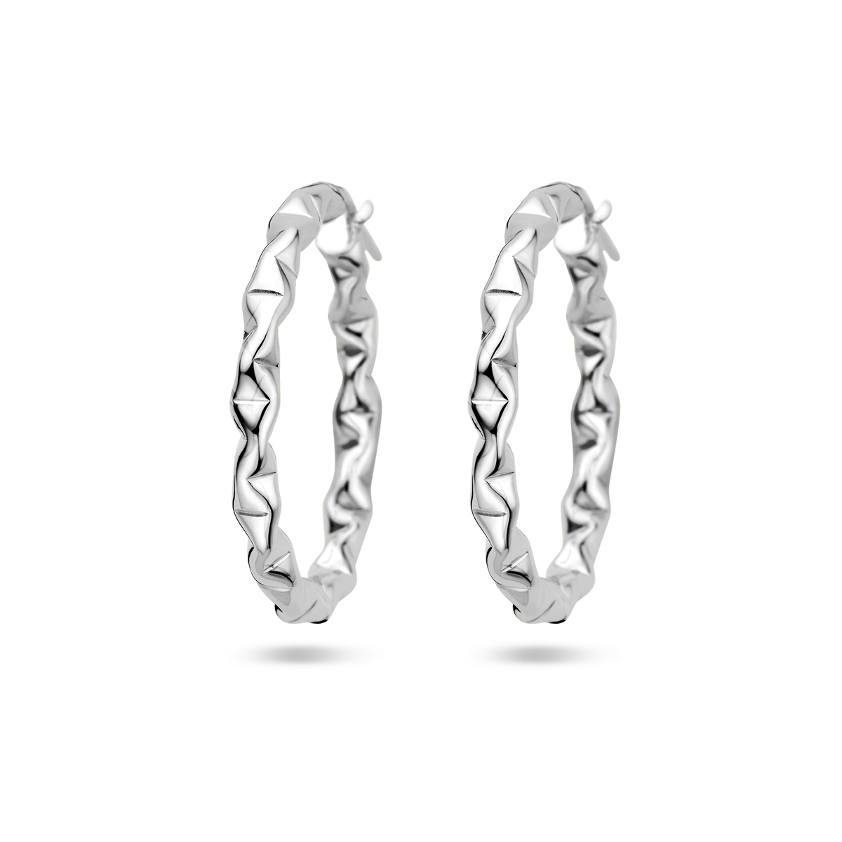 Zilveren Oorringen zijn prachtig gerhodineerd en glanzend afgewerkt. De creoolse oorbellen hebben een diameter van 31,5 mm. Perfect voor elke gelegenheid, deze statement-oorbellen zijn ideaal om een stijlvolle en elegante look te cre&euml;ren. Draag ze met je favoriete outfit voor een vleugje verfijning.