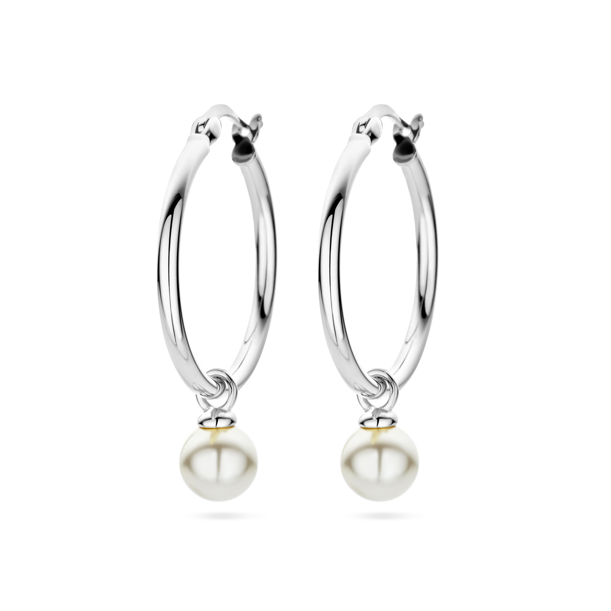 Deze prachtige zilveren oorringen hebben een synthetische parel en zijn voorzien van rhodium-plating. Ze hebben een breedte van 7 mm, een diameter van 25 mm. De oorringen hebben een ronde vorm en een glanzende afwerking, met een witte parel in het midden. Perfect voor elke elegante gelegenheid!