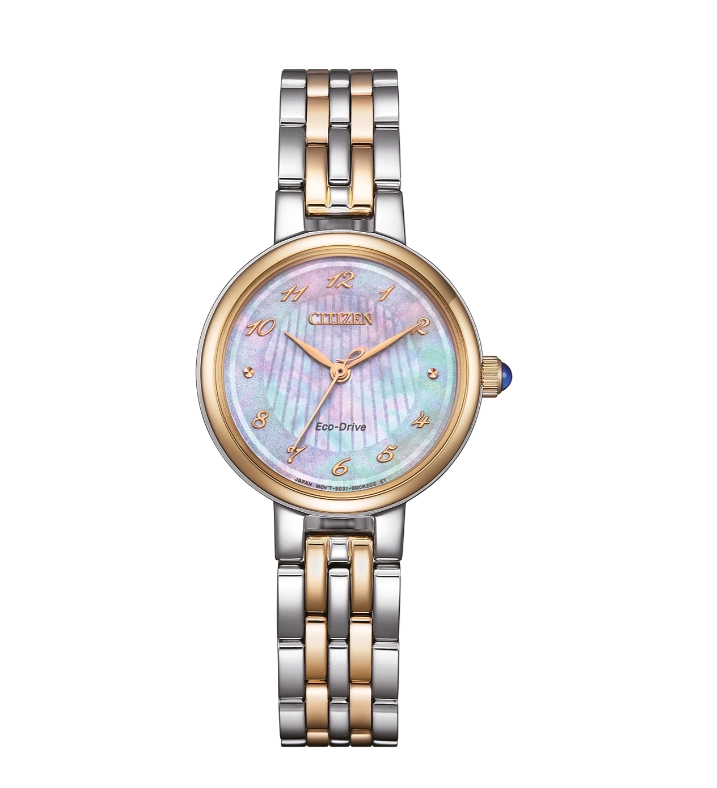 Dit Eco-drive horloge van Citizen heeft referentienummer EM0996-84Y

Dit Citizen Eco-Drive horloge maakt indruk met zijn elegante, zilverkleurige roestvrijstalen horlogekast en de lichtroze parelmoeren wijzerplaat met Arabische cijfers. Het krasbestendige saffierglas beschermt tegen beschadigingen. Het horloge wordt aangedreven door het nauwkeurige E031 analoog quartz uurwerk met Eco-Drive technologie met een gangreserve van 180 dagen. De roestvrijstalen horlogeband garandeert een hoog draagcomfort en een goede pasvorm. Dit horloge is waterdicht tot 5 bar en de perfecte metgezel voor een dagelijks gebruik.