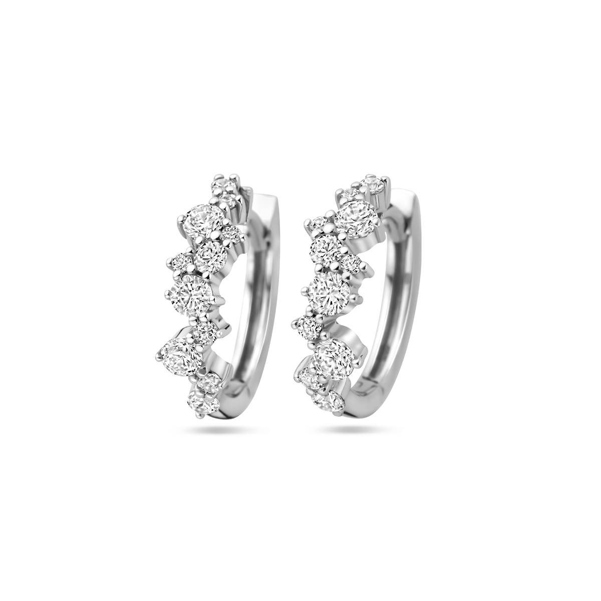 Gerhodineerd 925 zilveren klapoorringen uitgevoerd met zirkonia. De klapoorringen hebben een afmeting van 14.5x4.5mm.