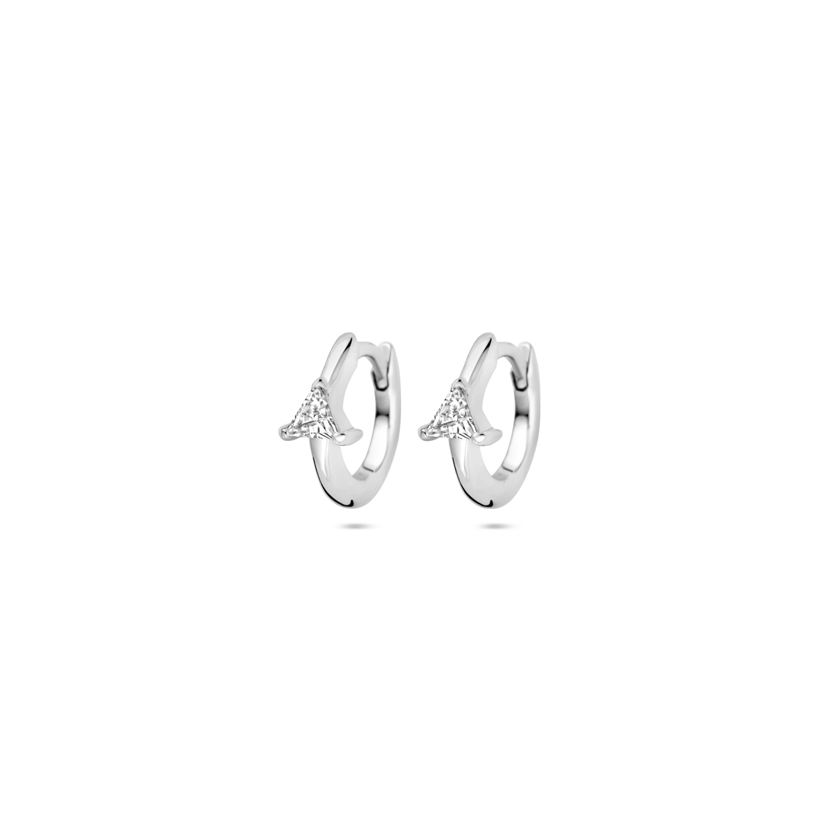 Zilveren Klapoorringen zijn prachtige creolen van 10,5 mm, bezet met glanzende zirkonia. Ze zijn gemaakt van rodiumgeplateerd materiaal. De oorbellen zijn 4,5 mm breed en ideaal voor dagelijks gebruik of speciale gelegenheden. Draag ze elegant bij zowel casual als chique outfits voor een verfijnde uitstraling.