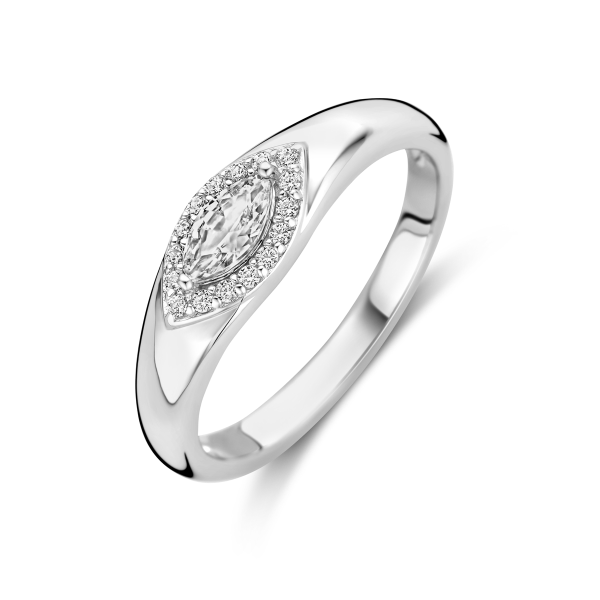 Gerhodineerd 925 zilveren ring uitgevoerd met zirkonia. De ring heeft een breedte van 5.5mm.