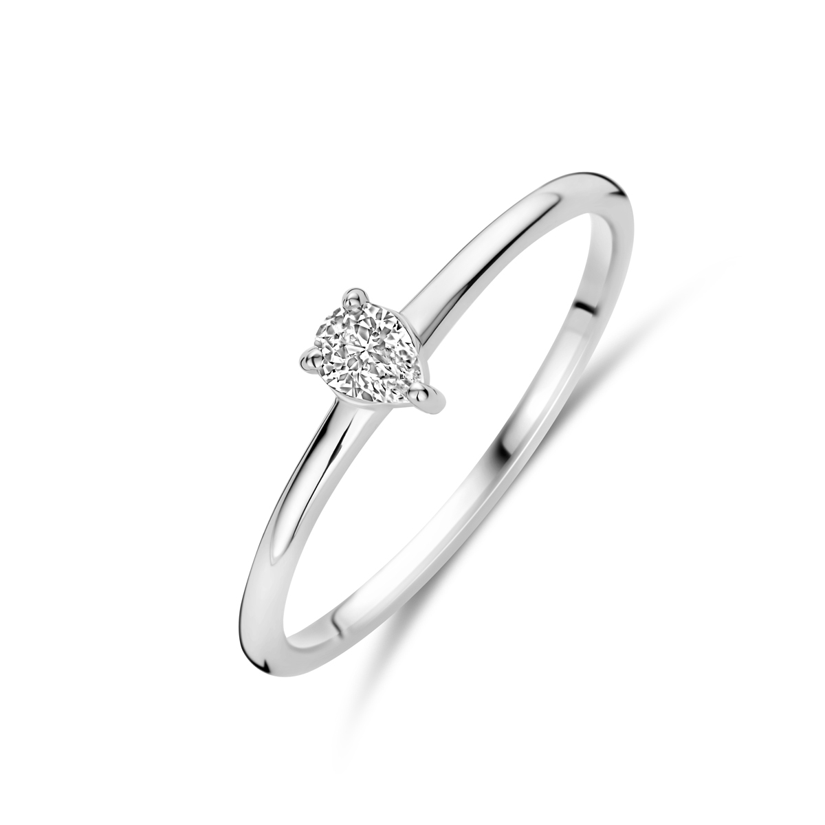 Gerhodineerd 925 zilveren ring uitgevoerd met zirkonia. De ring heeft een breedte van 4.5mm.