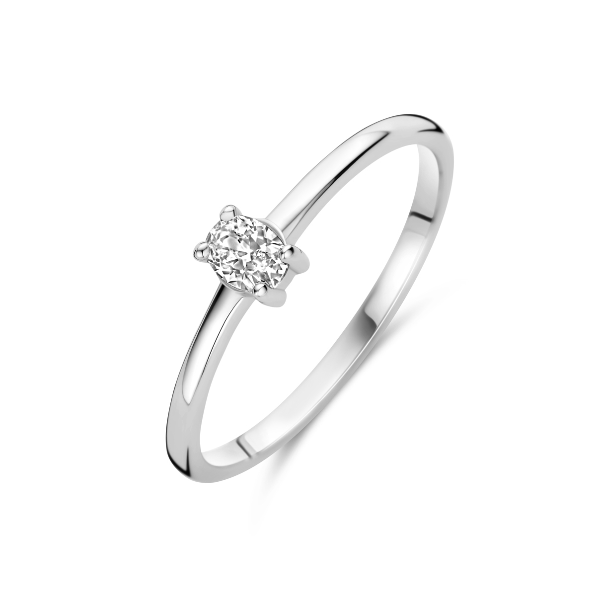 Gerhodineerd 925 zilveren ring uitgevoerd met zirkonia. De ring heeft een breedte van 4.5mm