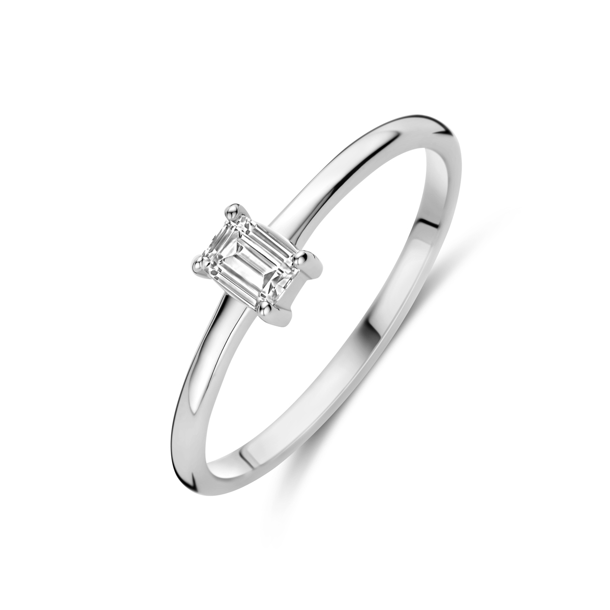 Gerhodineerd 925 zilveren ring uitgevoerd met zirkonia. De ring heeft een breedte van 4.5mm.