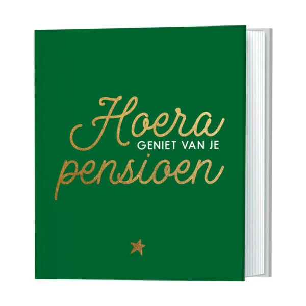 Ben je op zoek naar een originele manier om iemand te te feliciteren met zijn of haar pensioen? Dit prachtige cadeauboekje zegt meer dan 1000 woorden! Luxe uitgave met gouden foliedruk op het omslag.

Eindelijk uitslapen en tijd voor al die dingen die je al zo graag wilde doen. Nestel je op de bank met deze verzameling leuke quotes en rake typeringen en geniet van je pensioen.

