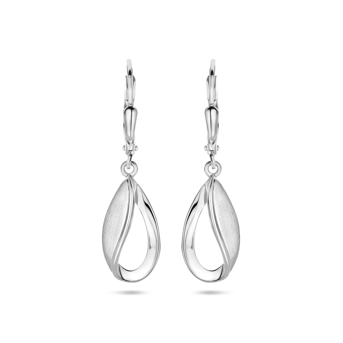 Gerhodineerd zilveren oorhangers. De oorhangers hebben een totale hoogte van 33mm.