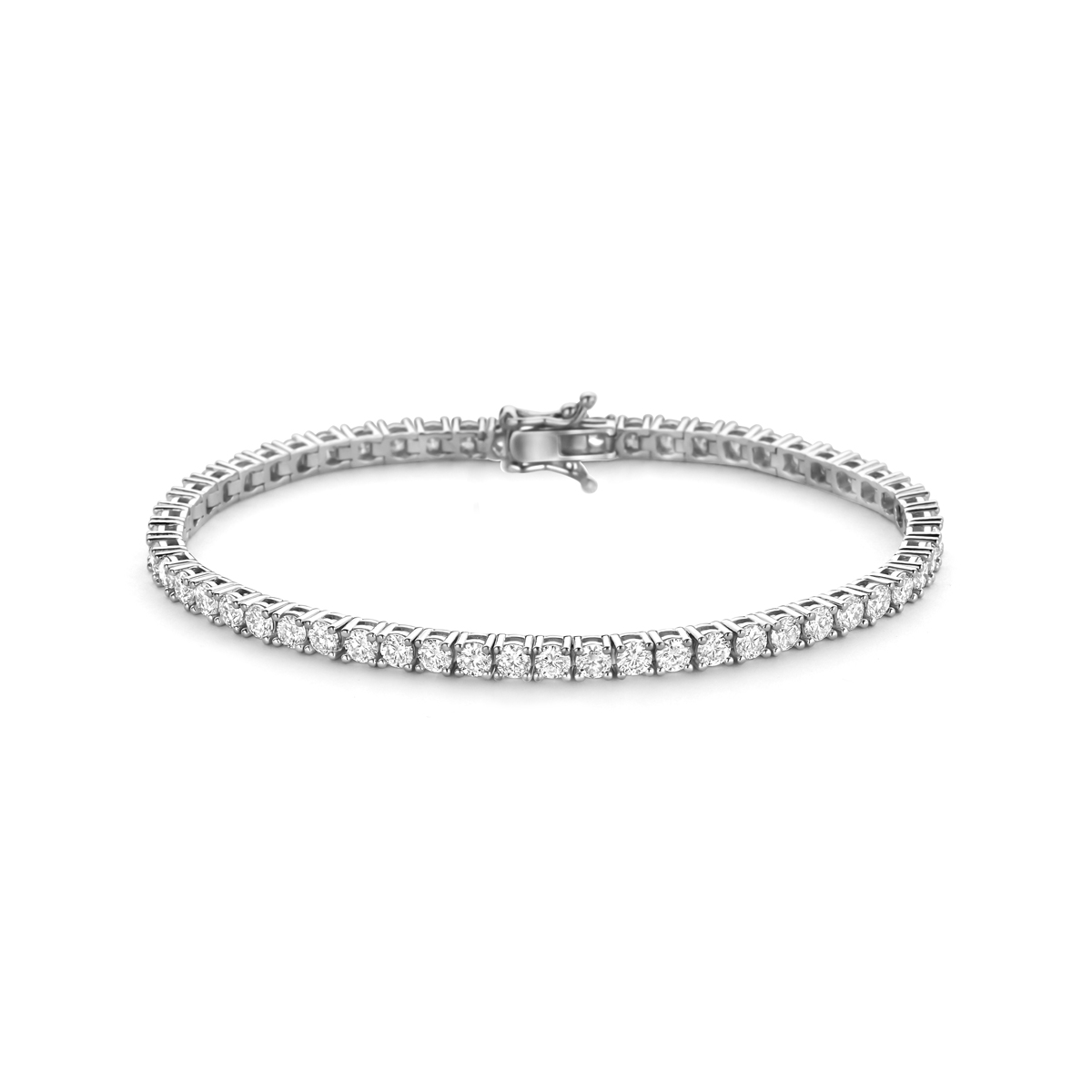 Gerhodineerd 925 zilveren tennisarmbanden uitgevoerd met zirkonia. De armbanden hebben een schakelbreedte van 3.3mm.