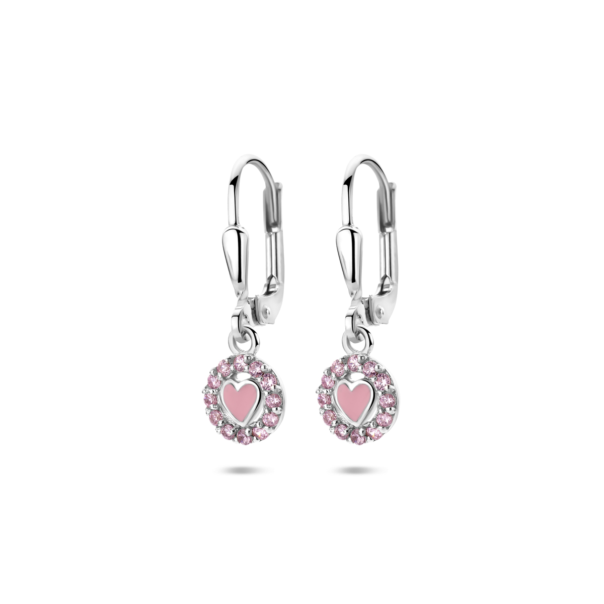 Gerhodineerd 925 zilveren oorhangers uitgevoerd in de vorm van een emaille hart. De rand rondom het hart is gezet met roze zirkonia. De oorhangers hebben een totale hoogte van 21mm.