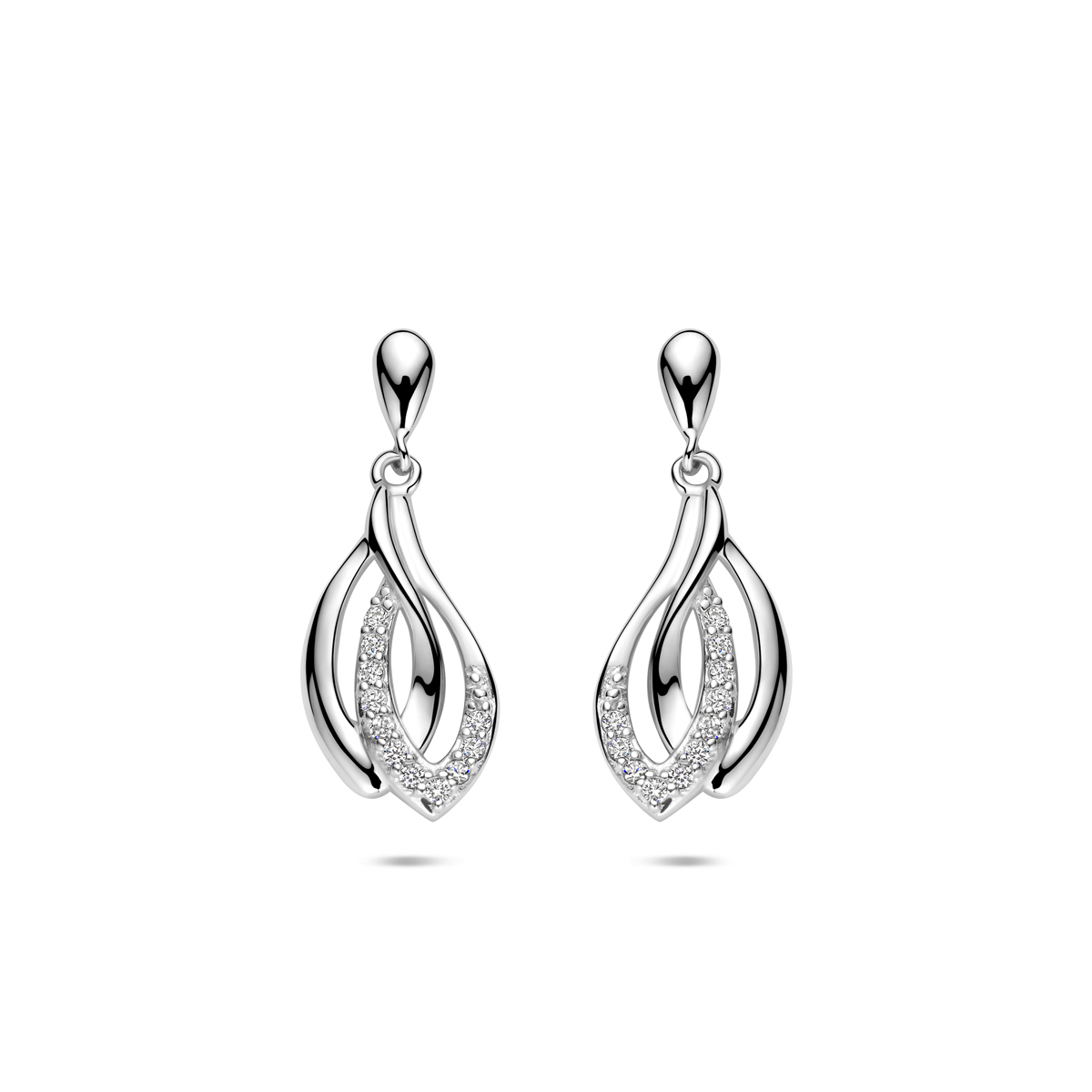 Gerhodineerd zilveren oorhangers met zirkonia. De oorhangers hebben een totale hoogte van 22mm.