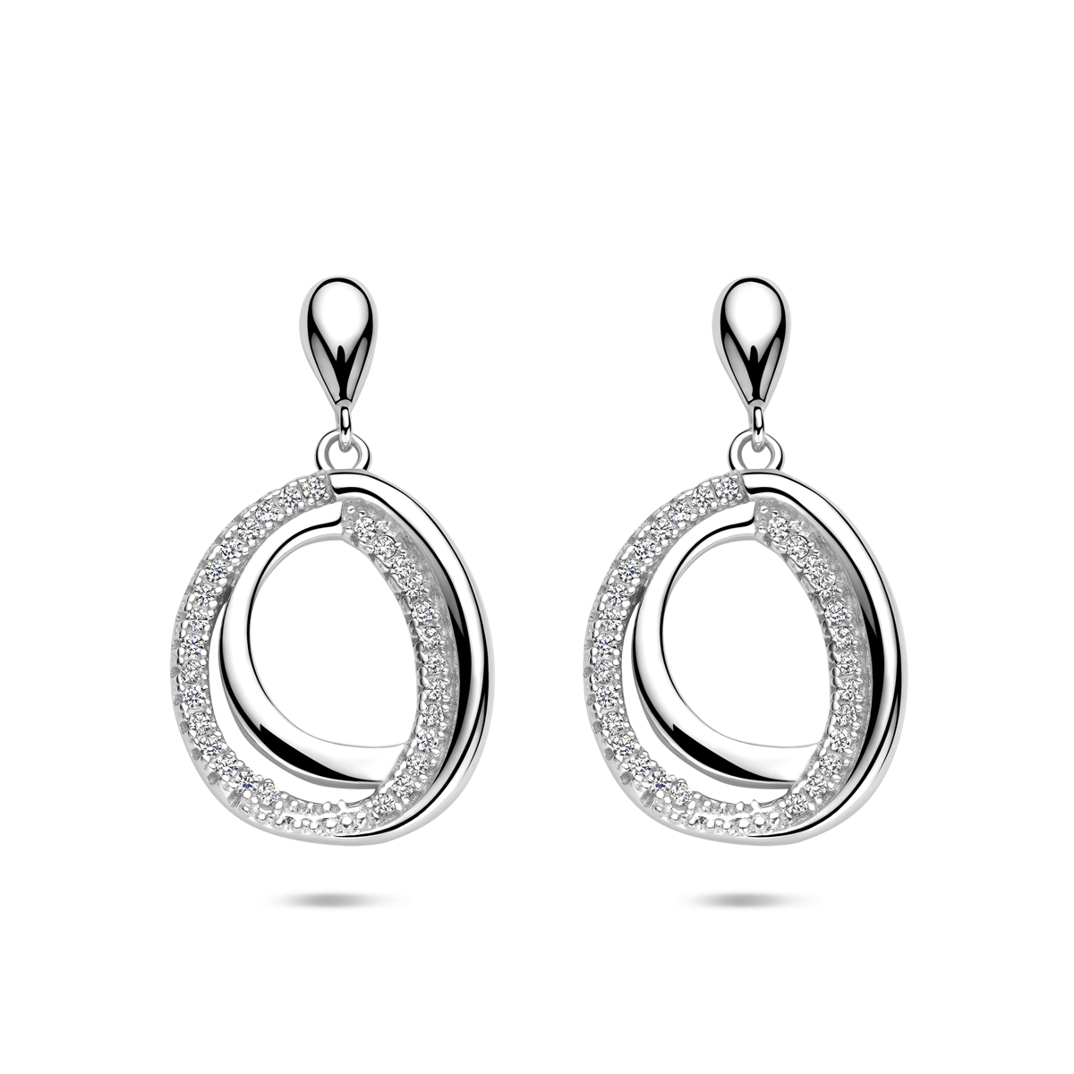 Gerhodineerd zilveren oorhangers met zirkonia. De oorhangers hebben een afmeting van 25x14.5mm.
