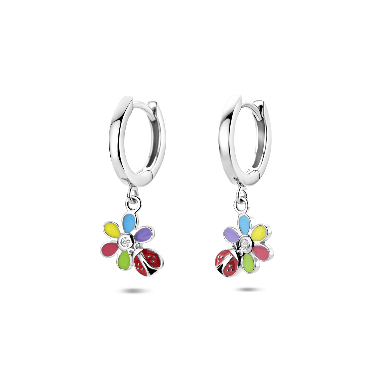Gerhodineerd zilveren oorringen uitgevoerd met zirkonia, emaille bloem en lieveheersbeestje. De oorringen hebben een totale hoogte van 22mm.