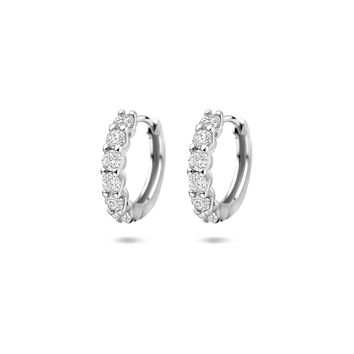 Gerhodineerd 925 zilveren klapoorringen uitgevoerd met zirkonia. De klapoorringen hebben een afmeting van 14.5x2,5mm.