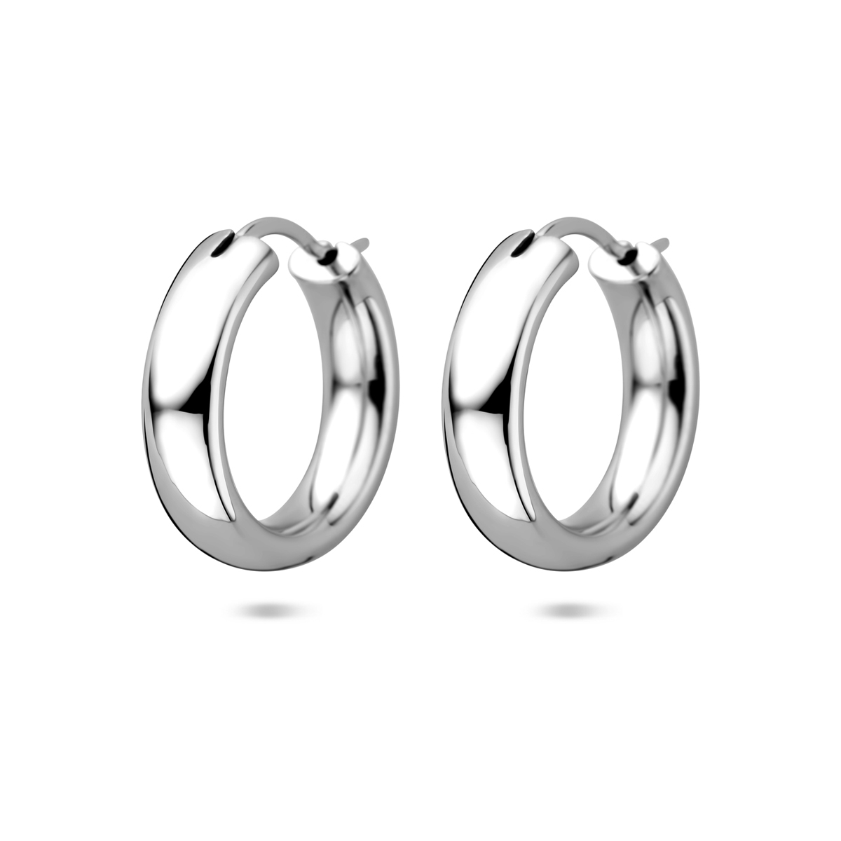 Gerhodineerd 925 zilveren oorringen met een afmeting van 20x5mm.