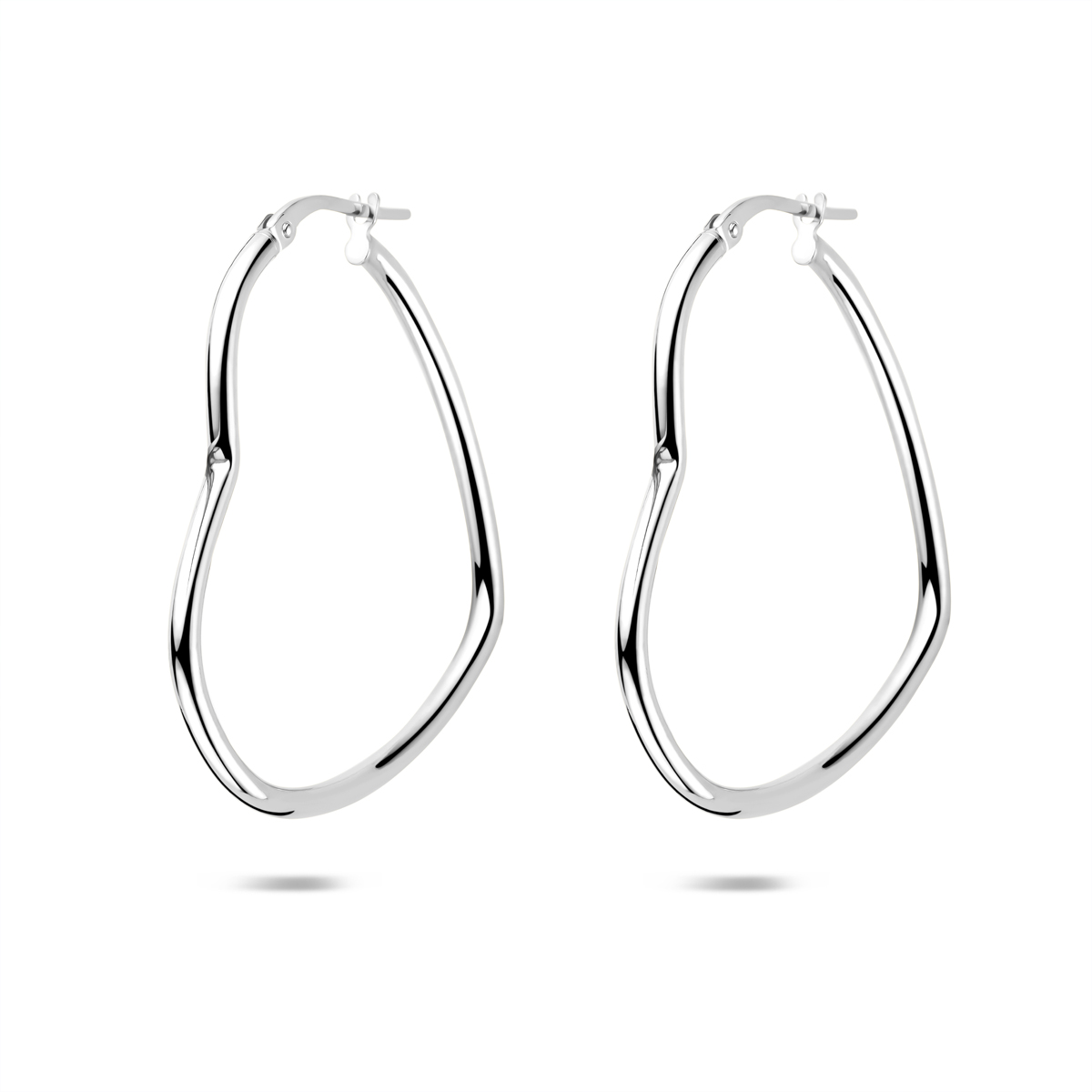 Gerhodineerd 925 zilveren oorringen uitgevoerd in de vorm van een hartje. De oorringen hebben een afmeting van 35.5x2mm.