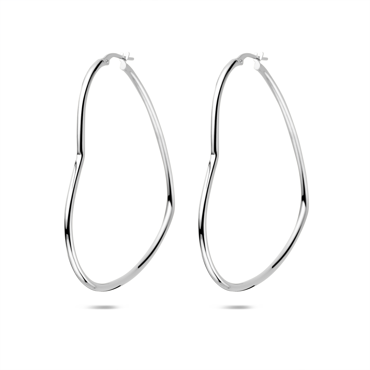 Gerhodineerd 925 zilveren oorringen uitgevoerd in de vorm van een hartje. De oorringen hebben een afmeting van 56x2mm.