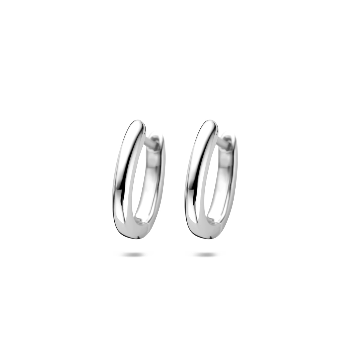 Gerhodineerd 925 zilveren klapoorringen. De oorringen hebben een afmeting van 14,5x12mm.