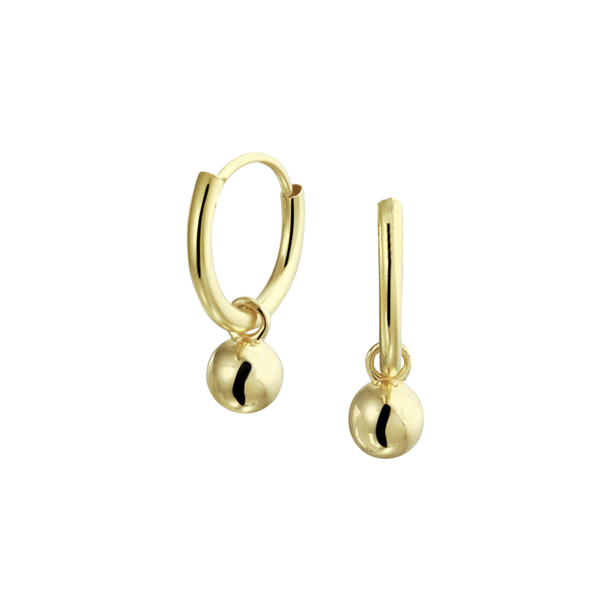 Trendy geelgouden oorringen met een diameter van 11mm. Uitgevoerd met een poli afgewerkt bolletje van 4mm. De oorringen hebben een subtiele uitstraling en kunnen dagelijks gedragen worden.