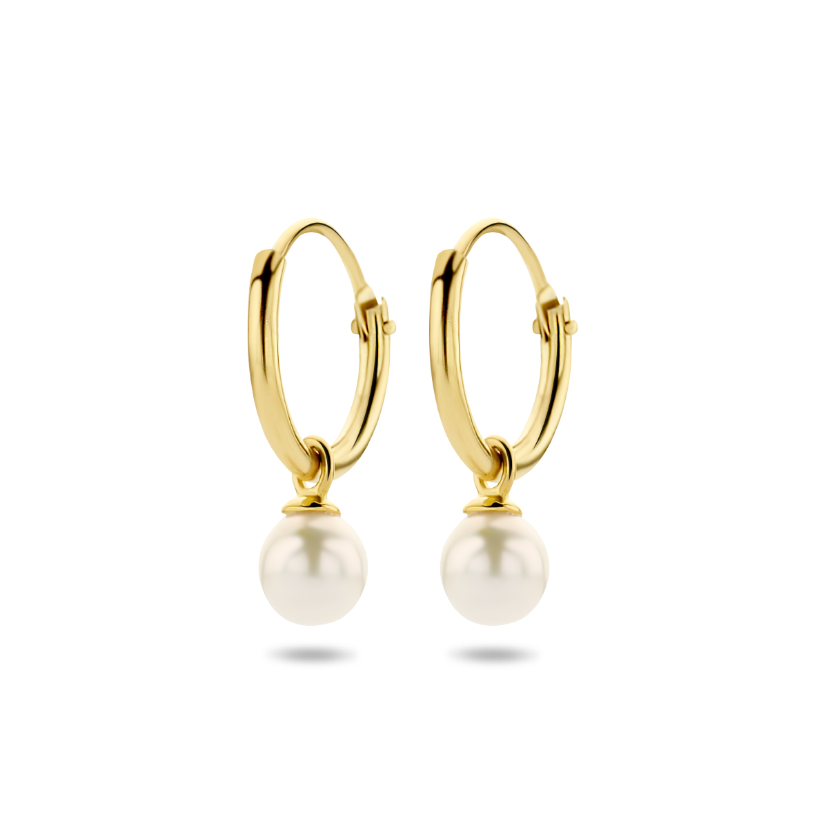 Trendy geelgouden oorringen met een schitterende zoetwaterparel. De oorringen hebben een afmeting van 11x1.3mm met een parel van 4mm. Tip: Leuk om kado te geven! De oorringen hebben een subtiele uitstraling en kunnen dagelijks gedragen worden.