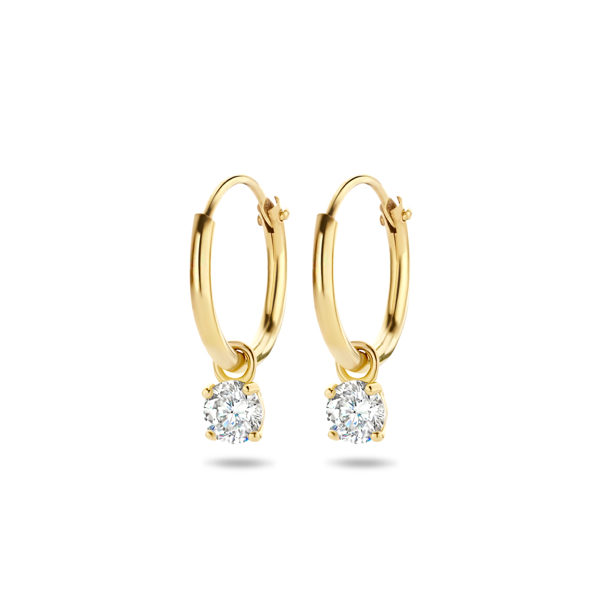 Trendy geelgouden oorringen met een schitterende zirkonia in een chaton. De oorringen hebben een afmeting van 11x1.3mm met een hanger van 5.5x3.5mm. Tip: Leuk om kado te geven! De oorringen hebben een subtiele uitstraling en kunnen dagelijks gedragen worden.