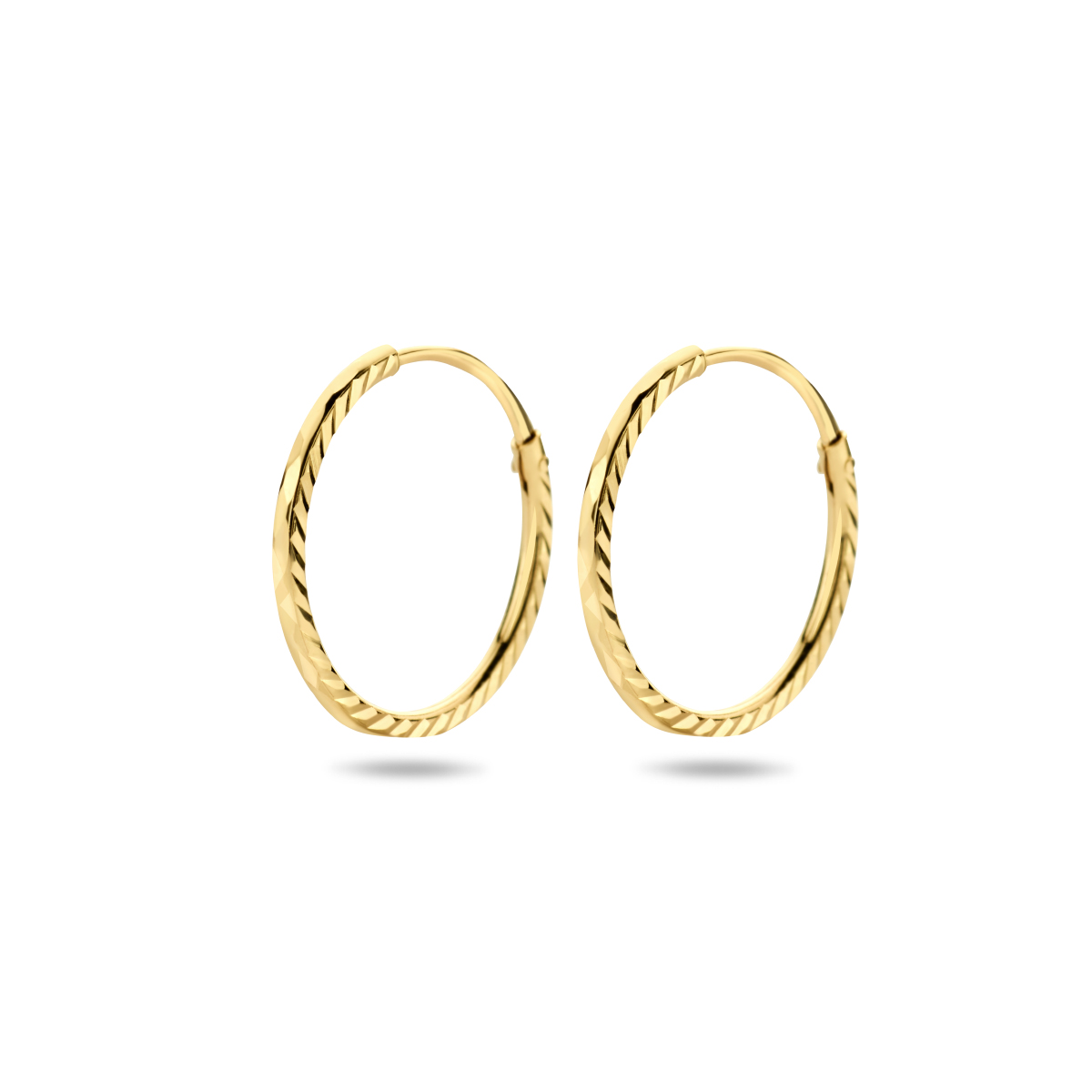 Geelgouden oorringen met een gediamanteerde afwerking en een diameter van 12mm.  Minimalistisch design voor een exclusieve uitstraling. Tip: Combineer deze oorringen met bijpassende sieraden uit onze collectie of vanuit je eigen stash en creeer zo elke keer weer een nieuwe look.
