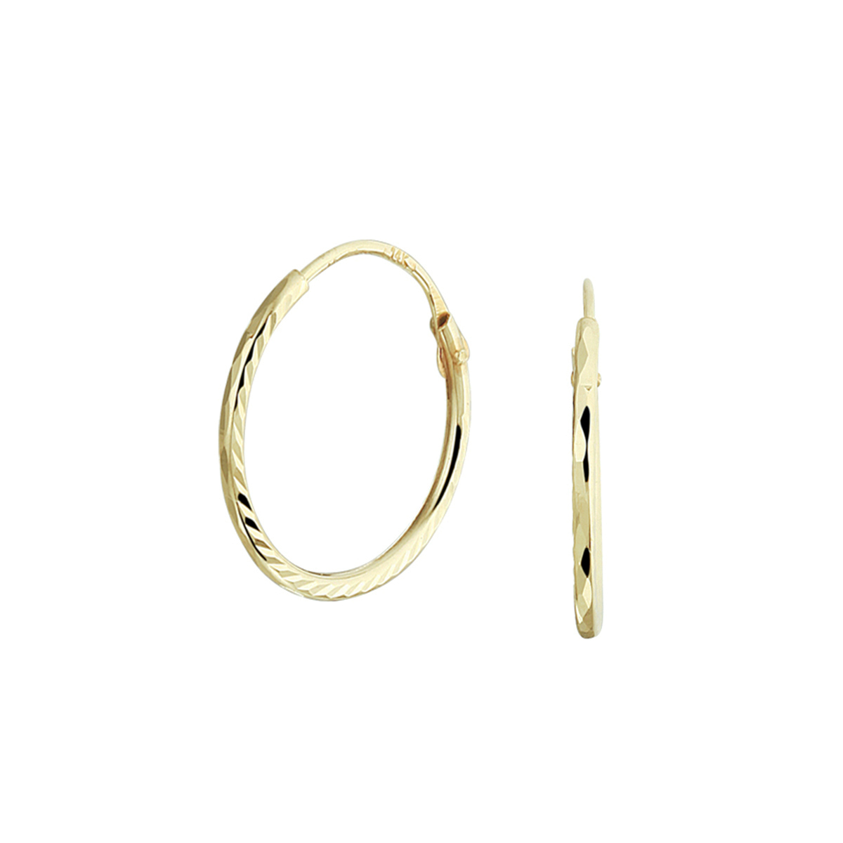 Geelgouden oorringen met een gediamanteerde afwerking en een diameter van 14mm. Minimalistisch design voor een exclusieve uitstraling. Tip: Combineer deze oorringen met bijpassende sieraden uit onze collectie of vanuit je eigen stash en creeer zo elke keer weer een nieuwe look.
