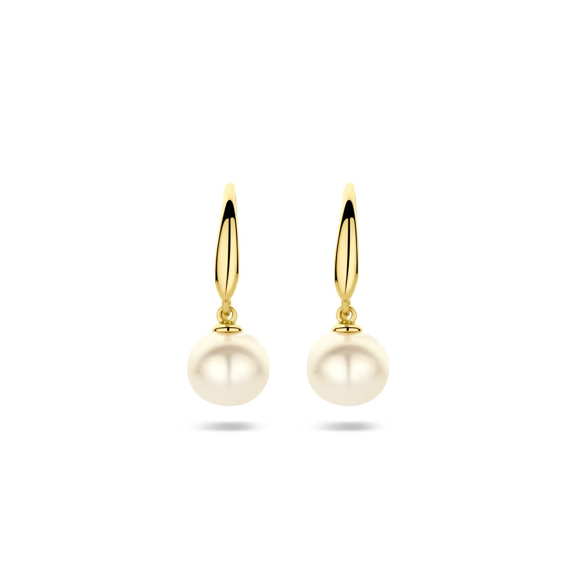 14k Geelgouden oorhangers uitgevoerd met een zoetwaterparel. De oorhangers hebben een totale hoogte van 1.8cm. De parel heeft een diameter van 6.5mm.