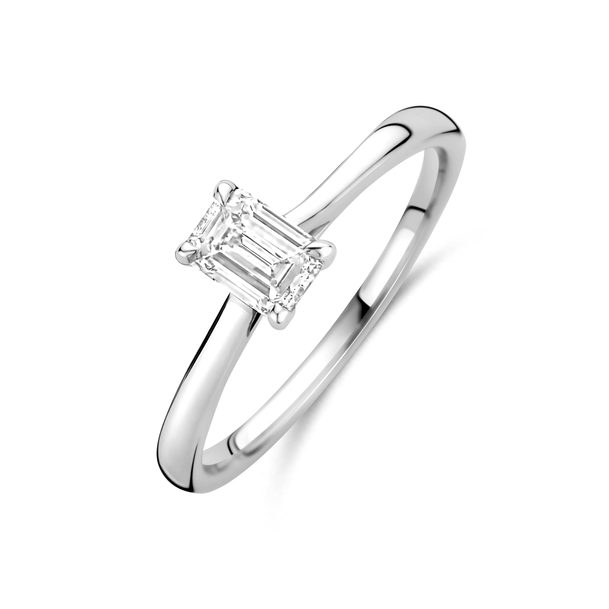 14k Witgouden ring uitgevoerd met lab grown diamant. De ring heeft een breedte van 5.5mm. Het diamantgewicht is 0.50ct. Lab grown diamanten zijn diamanten die ontstaan in een laboratorium. Onder extreem hoge druk en temperatuur wordt het natuurlijk ontstaansproces nagebootst met als eindresultaat een diamant met dezelfde chemische eigenschappen maar met een andere oorsprong.