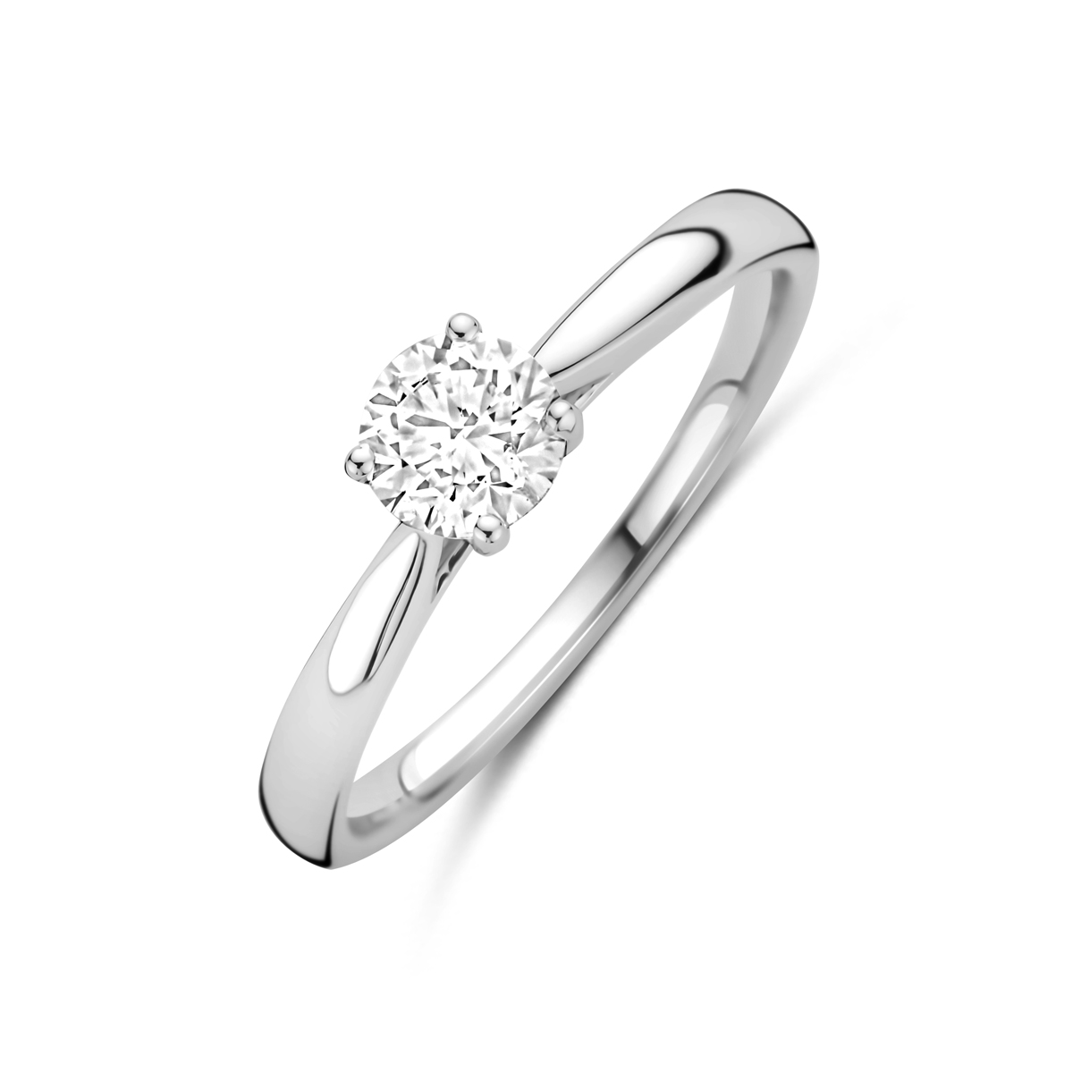 14k Witgouden ring uitgevoerd met lab grown diamant. De ring heeft een breedte van 5mm. Het diamantgewicht is 0.50ct. Lab grown diamanten zijn diamanten die ontstaan in een laboratorium. Onder extreem hoge druk en temperatuur wordt het natuurlijk ontstaansproces nagebootst met als eindresultaat een diamant met dezelfde chemische eigenschappen maar met een andere oorsprong.