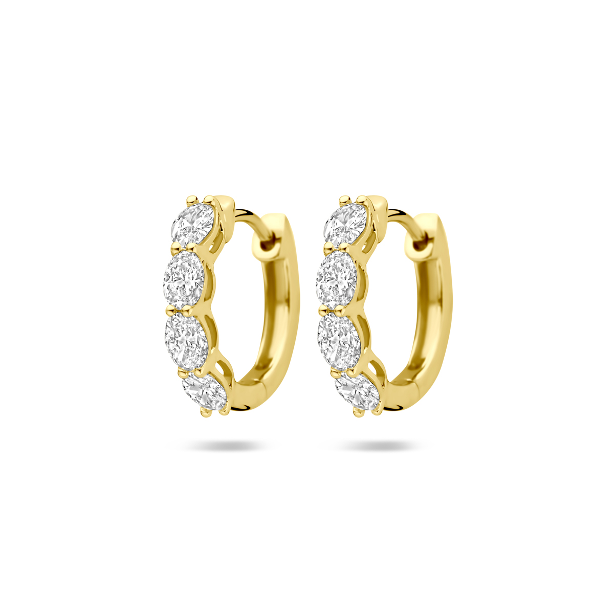 14k Geelgouden klapoorringen uitgevoerd met lab grown diamant. De klapoorringen hebben een afmeting van 14.5x3mm. Het totale diamantgewicht is 0.80ct. Lab grown diamanten zijn diamanten die ontstaan in een laboratorium. Onder extreem hoge druk en temperatuur wordt het natuurlijk ontstaansproces nagebootst met als eindresultaat een diamant met dezelfde chemische eigenschappen maar met een andere oorsprong.