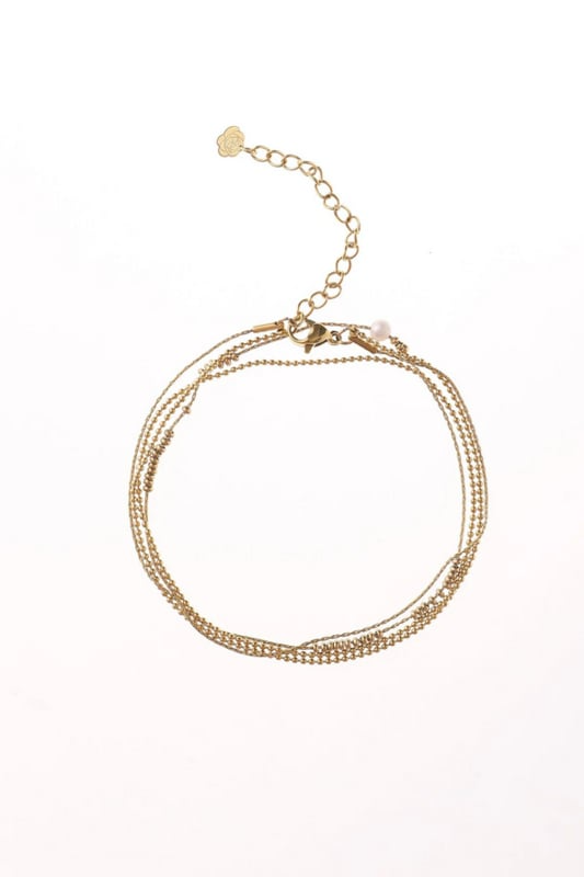 De Rose & Camellia Collier edelstaal verguld 38+5cm (modelnummer 1110331806994) is een verfijnde halsketting, perfect voor elke gelegenheid. Draag de ketting met een elegante blouse of jurk voor een chique uitstraling. De verstelbare lengte zorgt voor veelzijdigheid, waardoor het een prachtige aanvulling is op elke sieradencollectie. Ideaal voor dagelijks gebruik of speciale gelegenheden.