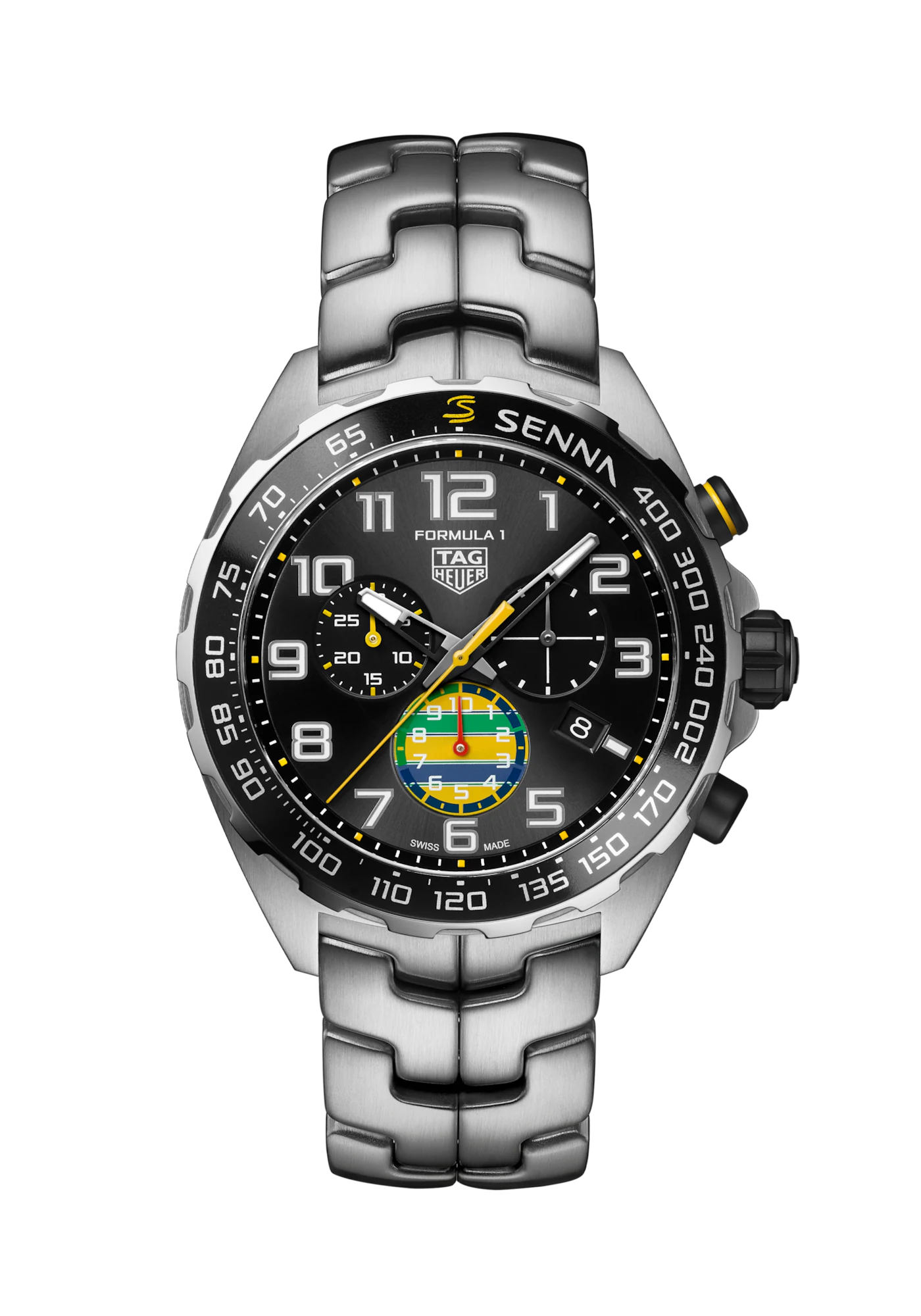 Dit TAG Heuer horloge met referentienummer CAZ101AX.BA0637 behoort tot de Formula 1 collectie. Het horloge is een Special Edition met een oplage van 3000 stuks wereldwijd.

Vier een mythische samenwerking met de TAG Heuer Formula 1 Chronograph x Senna 43mm, een uurwerk dat een eerbetoon brengt aan Ayrton Senna’s blijvende nalatenschap. Gelanceerd tijdens de Braziliaanse Grand Prix™, combineert deze speciale editie, gelimiteerd tot 3000 stuks, de iconische kleuren van de legendarische coureur met een high-performance design, waardoor het een must-have is voor racefans.

De zwarte sunray-geborstelde wijzerplaat, met gele, rode, groene en blauwe accenten op de 1/10e seconde chronograaf teller op 6 uur, weerspiegelt de iconische kleuren die geassocieerd worden met Senna’s buitengewone race-erfgoed.

De 43mm kast, vervaardigd uit fijn geborsteld en gepolijst staal, is gecombineerd met een zwarte aluminium tachymeter lunette met het kenmerkende logo van Senna. De stalen schroefbodem is voorzien van een speciale gravure, die de sterke band tussen TAG Heuer en de racelegende benadrukt.
Geïntroduceerd in 1987, is de S-vormige band een kenmerk van TAG Heuer, favoriet bij Ayrton Senna vanwege de comfortabele pasvorm en unieke dubbele schakelstructuur. Het ergonomische ontwerp garandeert zowel stijl als comfort, waardoor deze chronograaf perfect is voor dagelijks gebruik.

Gepresenteerd in een diepblauwe doos, bekleed met een zachte, grijze voering en geaccentueerd met levendig geel, weerspiegelt deze verpakking de hoog-octaan energie van de TAG Heuer Formula 1 Chronograph x Senna 43mm. Een design dat Ayrton Senna’s onmiskenbare mix van precisie en kracht kanaliseert.