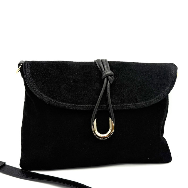 Italiaanse leren tas van soepel suède en dollaro leer

Laat je verleiden door de tijdloze elegantie van deze Italiaanse leren tas, gemaakt van soepel suède en luxueus dollaro leer. Deze tas is made in Italy en combineert stijl, vakmanschap en gebruiksgemak tot in elk detail.

Functioneel en stijlvol ontwerp

De tas beschikt over een kort afneembaar schouderhengsel en een lange, verstelbare en afneembare schouderband. Hierdoor kun je de tas dragen zoals jij wilt – elegant in de hand, over de schouder of comfortabel crossbody.

Het hoofdvak sluit veilig met een rits en is van binnen voorzien van een ritsvak, ideaal om kleinere items overzichtelijk op te bergen.

Afmetingen

Hoogte: 21 cm

Breedte: 30 cm

Diepte: 7 cm

Kenmerken

Gemaakt van soepel suède en dollaro leer

Made in Italy

Afneembare korte schouderband

Lange, verstelbare en afneembare schouderriem

Hoofdvak met rits en intern ritsvak

Compact, elegant en praktisch ontwerp

Perfect voor elke gelegenheid

Deze Italiaanse suède tas is de ideale keuze voor vrouwen die houden van luxe materialen en een stijlvolle uitstraling. Compact genoeg voor dagelijks gebruik, maar elegant genoeg voor een avondje uit.