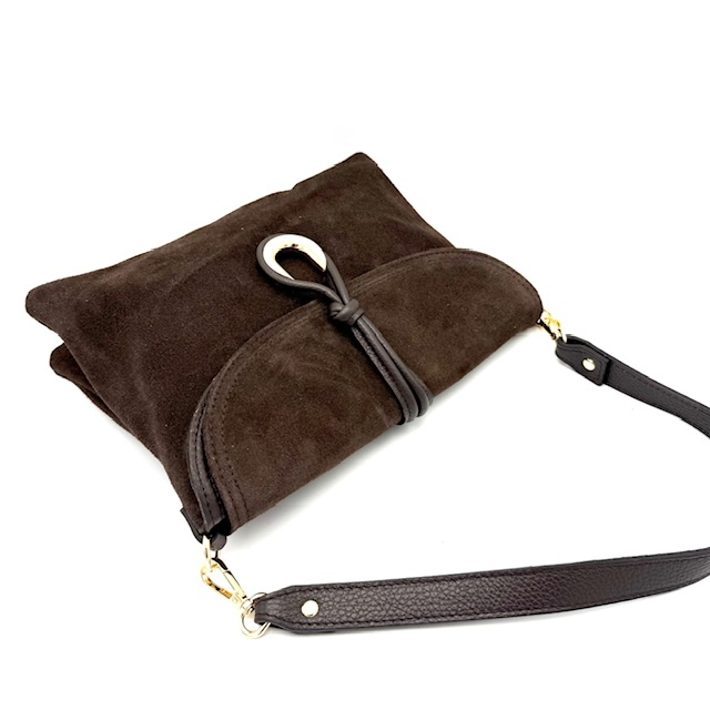 Italiaanse leren tas van soepel suède en dollaro leer

Laat je verleiden door de tijdloze elegantie van deze Italiaanse leren tas, gemaakt van soepel suède en luxueus dollaro leer. Deze tas is made in Italy en combineert stijl, vakmanschap en gebruiksgemak tot in elk detail.

Functioneel en stijlvol ontwerp

De tas beschikt over een kort afneembaar schouderhengsel en een lange, verstelbare en afneembare schouderband. Hierdoor kun je de tas dragen zoals jij wilt – elegant in de hand, over de schouder of comfortabel crossbody.

Het hoofdvak sluit veilig met een rits en is van binnen voorzien van een ritsvak, ideaal om kleinere items overzichtelijk op te bergen.

Afmetingen

Hoogte: 21 cm

Breedte: 30 cm

Diepte: 7 cm

Kenmerken

Gemaakt van soepel suède en dollaro leer

Made in Italy

Afneembare korte schouderband

Lange, verstelbare en afneembare schouderriem

Hoofdvak met rits en intern ritsvak

Compact, elegant en praktisch ontwerp

Perfect voor elke gelegenheid

Deze Italiaanse suède tas is de ideale keuze voor vrouwen die houden van luxe materialen en een stijlvolle uitstraling. Compact genoeg voor dagelijks gebruik, maar elegant genoeg voor een avondje uit.