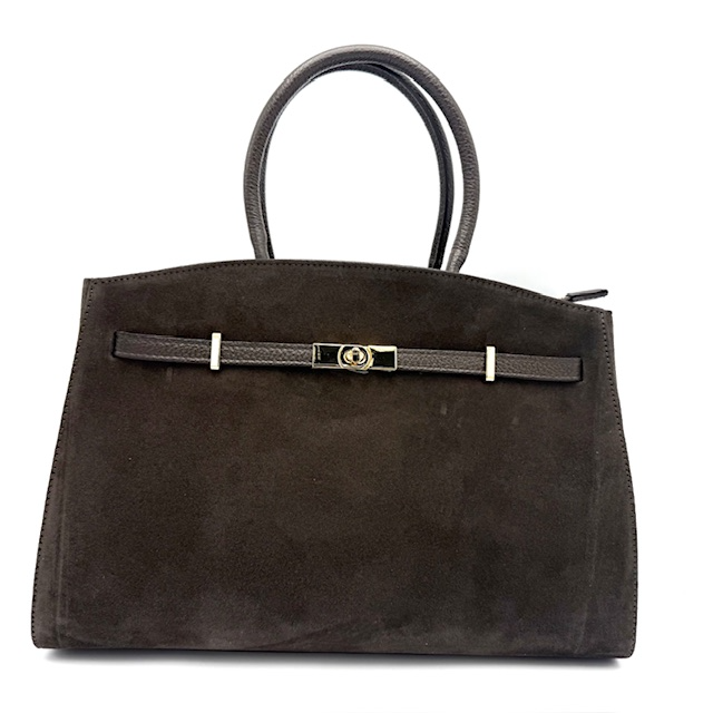 Luxe Italiaanse leren tas van suède en dollaro leer

Ontdek de perfecte combinatie van elegantie, functionaliteit en Italiaans vakmanschap met deze prachtige leren tas met twee handgreepjes en een lange, afneembare schouderriem. De tas is gemaakt in Italië van hoogwaardig suède en dollaro leer, wat zorgt voor een luxe uitstraling en een heerlijk zachte touch.

Praktisch én stijlvol ontwerp

De tas kan veilig worden afgesloten met een rits. Onder de rits bevindt zich één ruim hoofdvak met een extra ritsvak en een steekvak – ideaal voor het opbergen van je telefoon, sleutels en andere dagelijkse essentials.

De onderkant van de tas is verstevigd met dollaro leer en voorzien van metalen pootjes, zodat je tas beschermd blijft tegen krassen en vuil wanneer je haar neerzet.

Aan de zijkanten bevinden zich stijlvolle riempjes waarmee je de tas iets kunt verstellen – losser voor een nonchalante look of dicht voor een meer gestructureerde vorm.

Comfort en draaggemak

Dankzij de twee stevige handgrepen draag je de tas elegant in de hand of aan de arm. Liever je handen vrij? Gebruik dan de lange, verstelbare en afneembare schouderriem om de tas comfortabel crossbody of over de schouder te dragen.

Kenmerken

Gemaakt in Italië van echt suède en dollaro leer

Afsluitbaar met rits

1 ruim hoofdvak, ritsvak en steekvak

Onderkant van leer met beschermende pootjes

Twee handgrepen

Afneembare en verstelbare schouderriem

Verstelbare zijkanten met riempjes

Afmetingen: hoogte 24 cm x breedte 40 cm x diepte 15 cm

Perfect voor elke gelegenheid

Of je nu onderweg bent naar kantoor, een dagje gaat shoppen of een avondje uit plant – deze Italiaanse leren tas voegt moeiteloos stijl en klasse toe aan elke outfit.