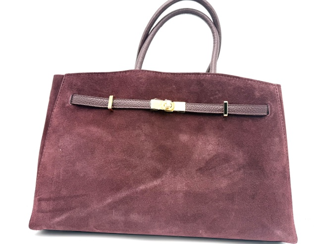 Luxe Italiaanse leren tas van suède en dollaro leer

Ontdek de perfecte combinatie van elegantie, functionaliteit en Italiaans vakmanschap met deze prachtige leren tas met twee handgreepjes en een lange, afneembare schouderriem. De tas is gemaakt in Italië van hoogwaardig suède en dollaro leer, wat zorgt voor een luxe uitstraling en een heerlijk zachte touch.

Praktisch én stijlvol ontwerp

De tas kan veilig worden afgesloten met een rits. Onder de rits bevindt zich één ruim hoofdvak met een extra ritsvak en een steekvak – ideaal voor het opbergen van je telefoon, sleutels en andere dagelijkse essentials.

De onderkant van de tas is verstevigd met dollaro leer en voorzien van metalen pootjes, zodat je tas beschermd blijft tegen krassen en vuil wanneer je haar neerzet.

Aan de zijkanten bevinden zich stijlvolle riempjes waarmee je de tas iets kunt verstellen – losser voor een nonchalante look of dicht voor een meer gestructureerde vorm.

Comfort en draaggemak

Dankzij de twee stevige handgrepen draag je de tas elegant in de hand of aan de arm. Liever je handen vrij? Gebruik dan de lange, verstelbare en afneembare schouderriem om de tas comfortabel crossbody of over de schouder te dragen.

Kenmerken

Gemaakt in Italië van echt suède en dollaro leer

Afsluitbaar met rits

1 ruim hoofdvak, ritsvak en steekvak

Onderkant van leer met beschermende pootjes

Twee handgrepen

Afneembare en verstelbare schouderriem

Verstelbare zijkanten met riempjes

Afmetingen: hoogte 24 cm x breedte 40 cm x diepte 15 cm

Perfect voor elke gelegenheid

Of je nu onderweg bent naar kantoor, een dagje gaat shoppen of een avondje uit plant – deze Italiaanse leren tas voegt moeiteloos stijl en klasse toe aan elke outfit.
