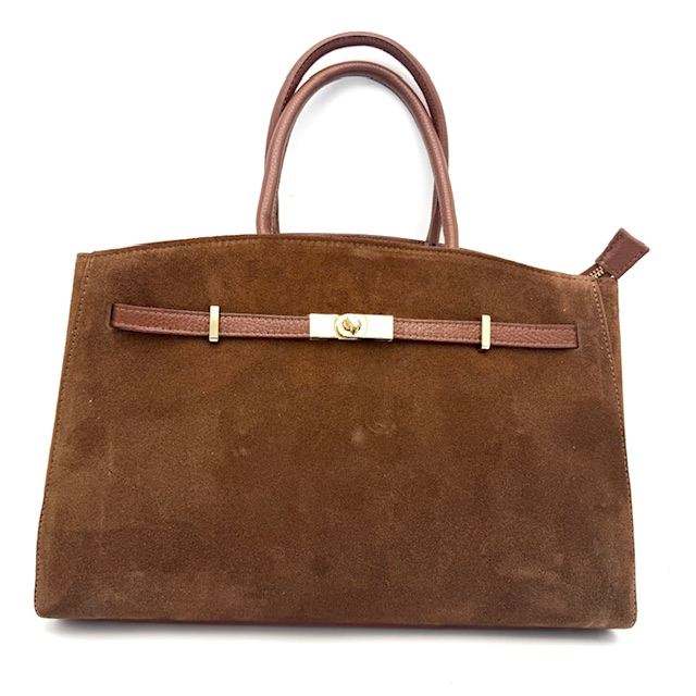 Luxe Italiaanse leren tas van suède en dollaro leer

Ontdek de perfecte combinatie van elegantie, functionaliteit en Italiaans vakmanschap met deze prachtige leren tas met twee handgreepjes en een lange, afneembare schouderriem. De tas is gemaakt in Italië van hoogwaardig suède en dollaro leer, wat zorgt voor een luxe uitstraling en een heerlijk zachte touch.

Praktisch én stijlvol ontwerp

De tas kan veilig worden afgesloten met een rits. Onder de rits bevindt zich één ruim hoofdvak met een extra ritsvak en een steekvak – ideaal voor het opbergen van je telefoon, sleutels en andere dagelijkse essentials.

De onderkant van de tas is verstevigd met dollaro leer en voorzien van metalen pootjes, zodat je tas beschermd blijft tegen krassen en vuil wanneer je haar neerzet.

Aan de zijkanten bevinden zich stijlvolle riempjes waarmee je de tas iets kunt verstellen – losser voor een nonchalante look of dicht voor een meer gestructureerde vorm.

Comfort en draaggemak

Dankzij de twee stevige handgrepen draag je de tas elegant in de hand of aan de arm. Liever je handen vrij? Gebruik dan de lange, verstelbare en afneembare schouderriem om de tas comfortabel crossbody of over de schouder te dragen.

Kenmerken

Gemaakt in Italië van echt suède en dollaro leer

Afsluitbaar met rits

1 ruim hoofdvak, ritsvak en steekvak

Onderkant van leer met beschermende pootjes

Twee handgrepen

Afneembare en verstelbare schouderriem

Verstelbare zijkanten met riempjes

Afmetingen: hoogte 24 cm x breedte 40 cm x diepte 15 cm

Perfect voor elke gelegenheid

Of je nu onderweg bent naar kantoor, een dagje gaat shoppen of een avondje uit plant – deze Italiaanse leren tas voegt moeiteloos stijl en klasse toe aan elke outfit.