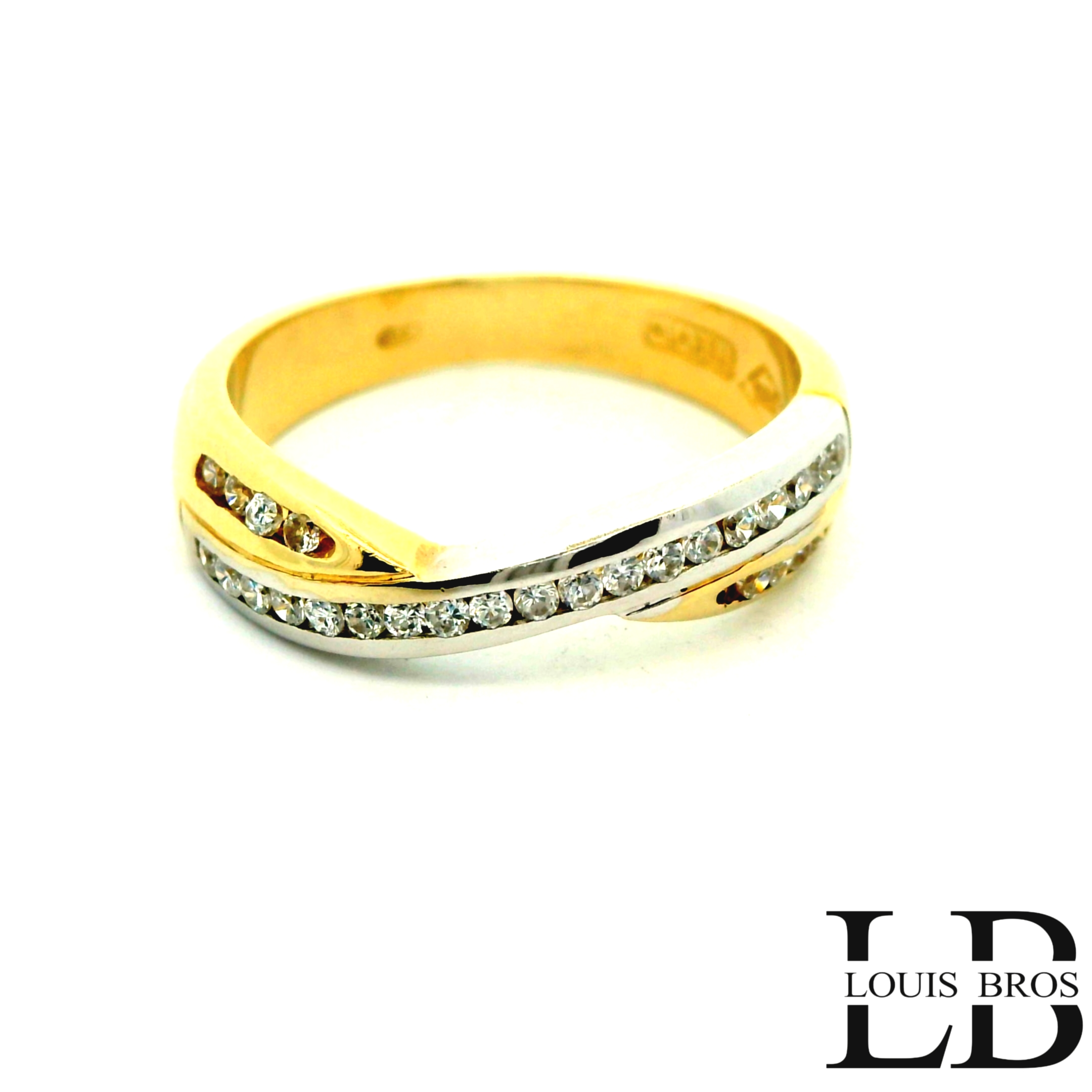Deze prachtige bicolor ring van 14 karaat goud (4.14 gr) combineert het beste van twee werelden: het warme geelgoud en het elegante witgoud. De subtiele samensmelting van beide kleuren zorgt voor een tijdloze en moderne uitstraling. In het midden schitteren fijn gezette zirkonias, die de ring een luxueuze glans en verfijnde uitstraling geven.

Dankzij het stijlvolle ontwerp is deze ring perfect te dragen bij elke gelegenheid — van dagelijks gebruik tot feestelijke momenten. Een juweel dat elegantie, klasse en vakmanschap in één ontwerp verenigt.

Kenmerken:

Materiaal: 14 karaat bicolor goud (geelgoud & witgoud)

Steensoort: Zirkonias

Afwerking: Glanzend & verfijnd gezet

Stijl: Elegant, tijdloos, modern

Merk: Louis Bros.
De ring is verkrijgbaar in meerdere afmetingen.