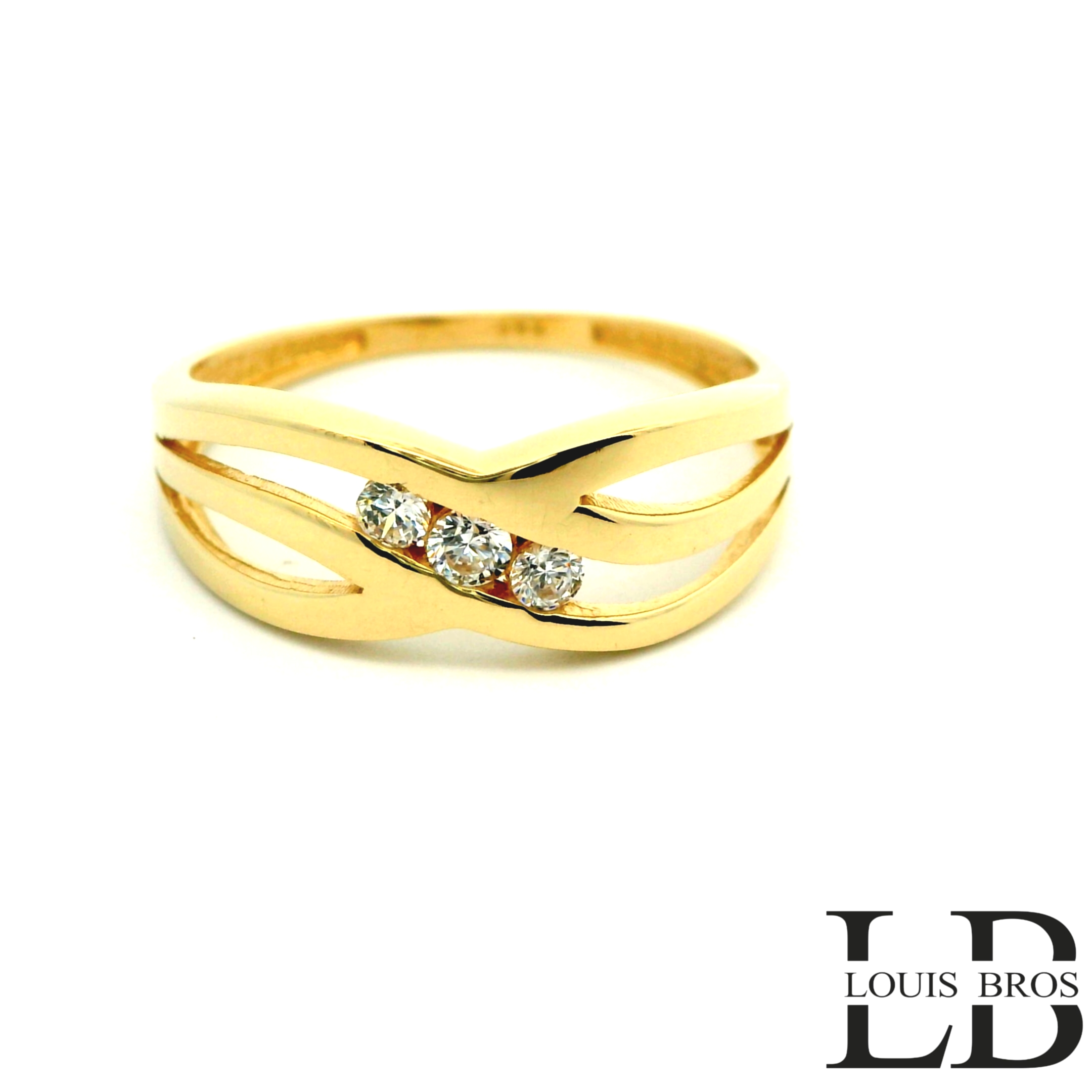 Deze schitterende damesring is vervaardigd uit 14 karaat geelgoud (2.48 gr) en bezet met fonkelende zirkonia’s die zorgen voor een luxueuze en stijlvolle uitstraling. De heldere stenen vangen het licht prachtig op en laten de ring bij elke beweging schitteren.

Dankzij het tijdloze design combineert dit sieraad moeiteloos met elke stijl – van klassiek tot modern. Of je de ring nu draagt bij een elegante outfit of als subtiele blikvanger in het dagelijks leven, hij straalt altijd vrouwelijkheid en klasse uit.

Specificaties:

Materiaal: 14 karaat geelgoud

Steensoort: Zirkonia’s

Stijl: Elegant, tijdloos & vrouwelijk

Doelgroep: Dames

Afwerking: Hoogglans gepolijst

Bijzonderheden: Luxe glans met fonkelende details

Bijzonderheden:
Een prachtige ring die elegantie en sprankeling perfect combineert – ideaal als cadeau of als blijvend sieraad voor jezelf.
De ring is verkrijgbaar in meerdere afmetingen.